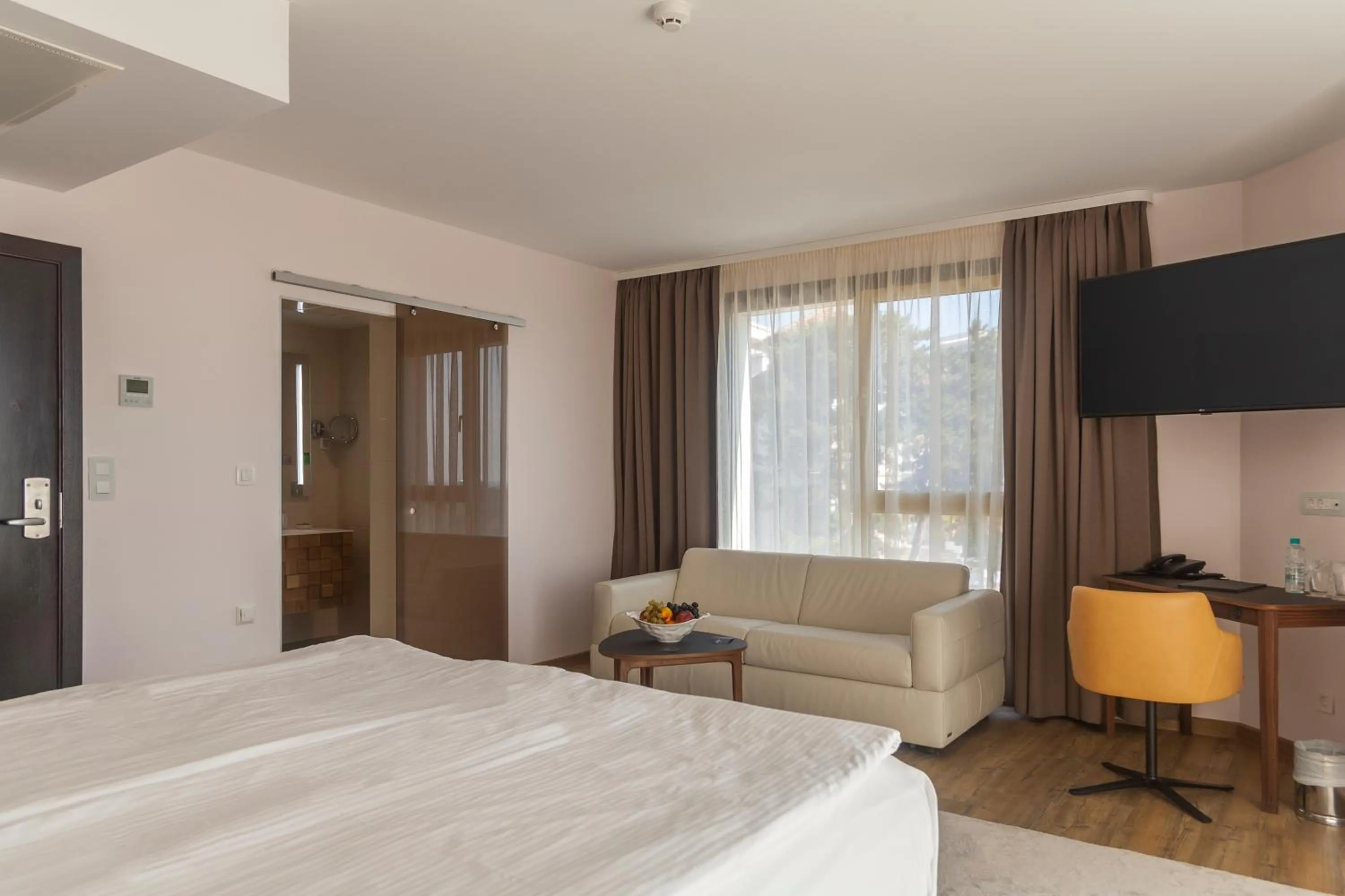 Living room, Bed in Amiral Hotel