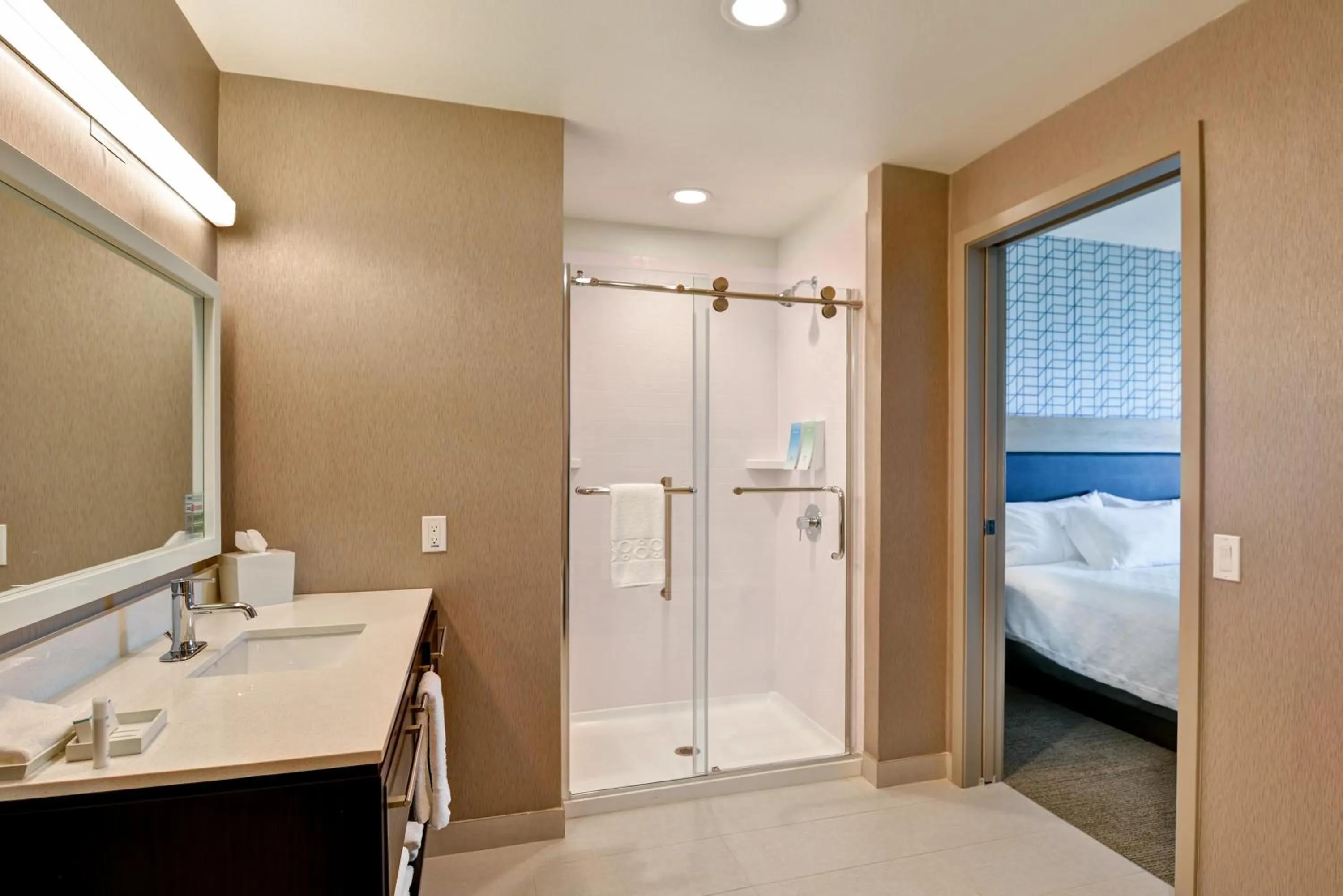 Bathroom, Bed in Home2 Suites By Hilton Palmdale
