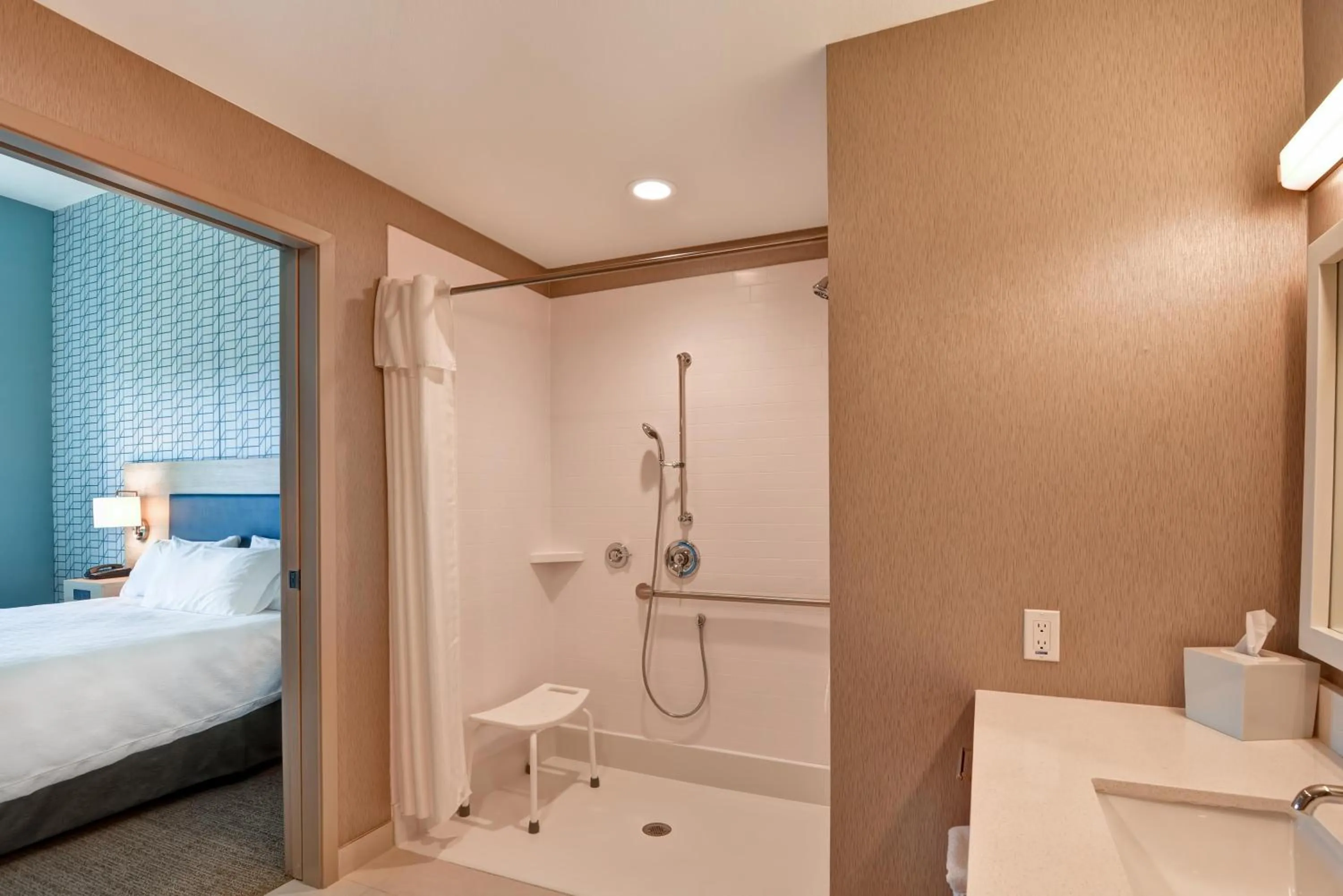 Bathroom, Bed in Home2 Suites By Hilton Palmdale