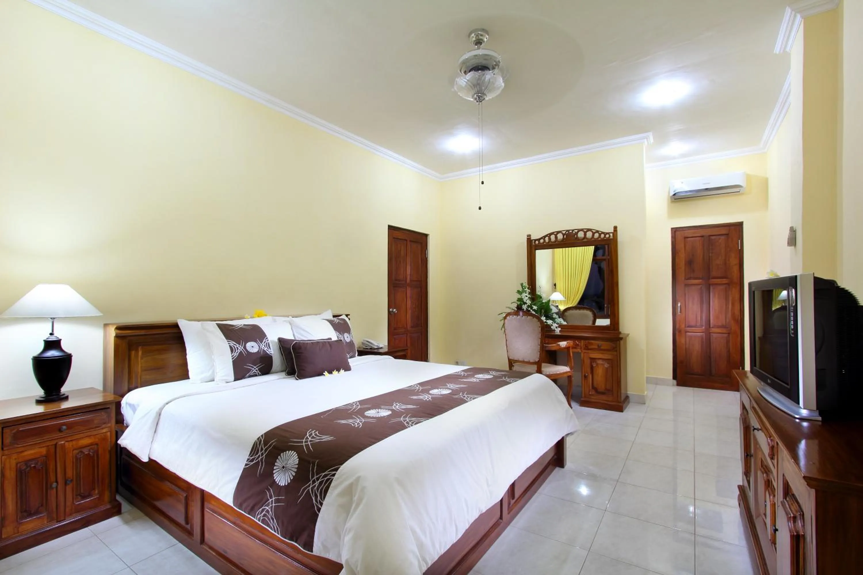 Photo of the whole room, Bed in Bali Palms Resort