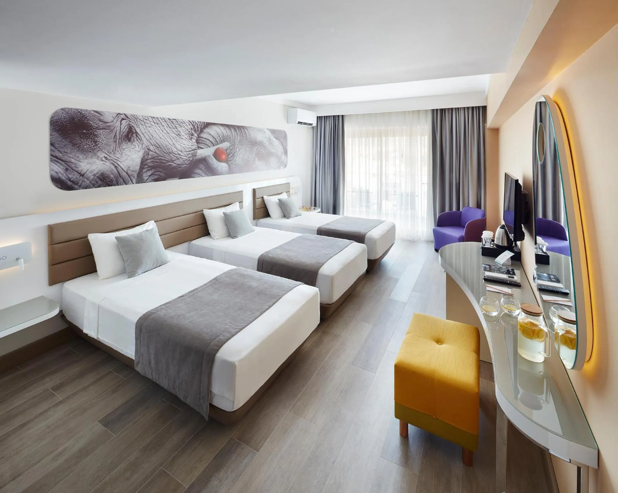 Photo of the whole room, Bed in Lalila Blue Suites