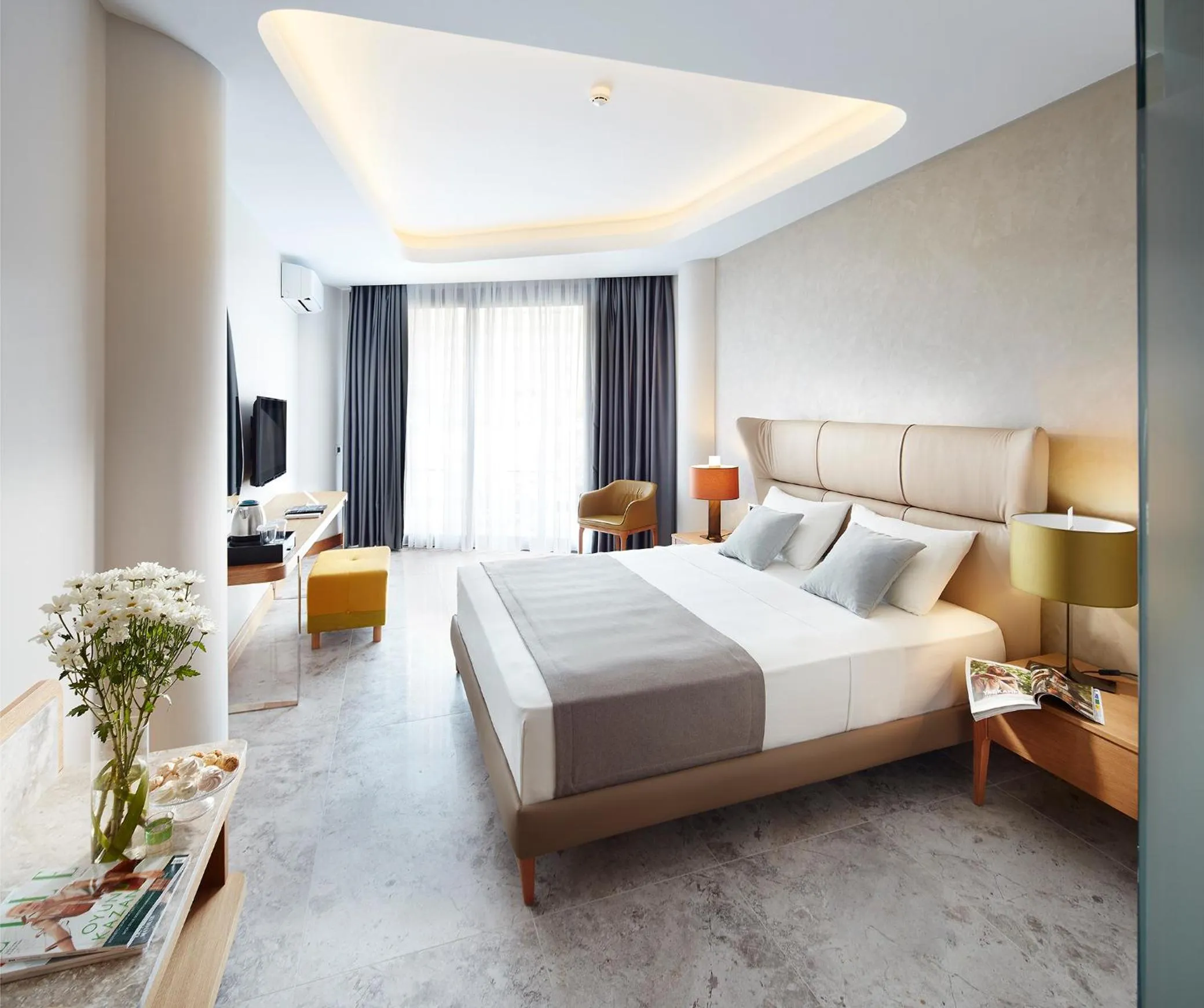 Photo of the whole room, Bed in Lalila Blue Suites