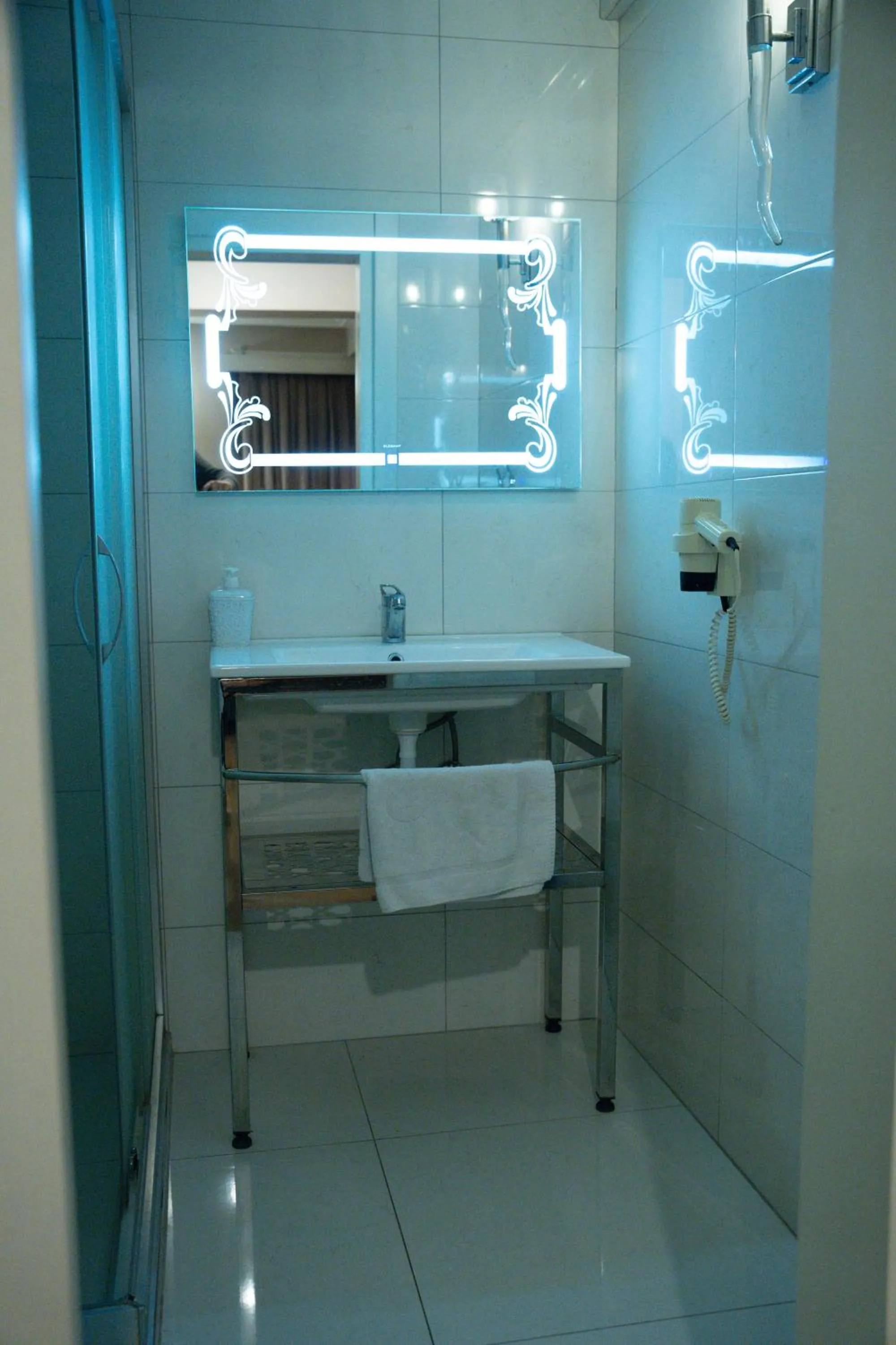 Shower in Pearl Hotel İstanbul