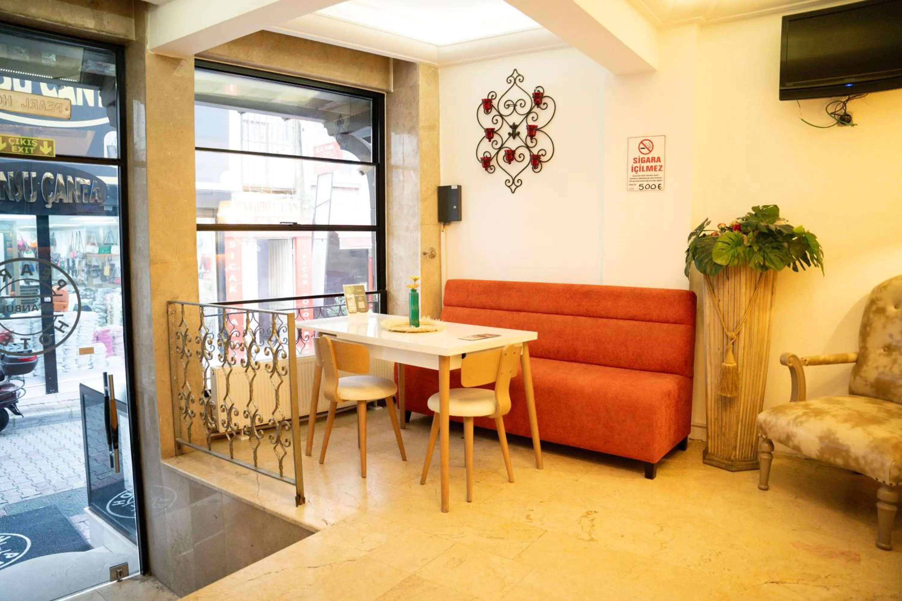 Seating area in Pearl Hotel İstanbul