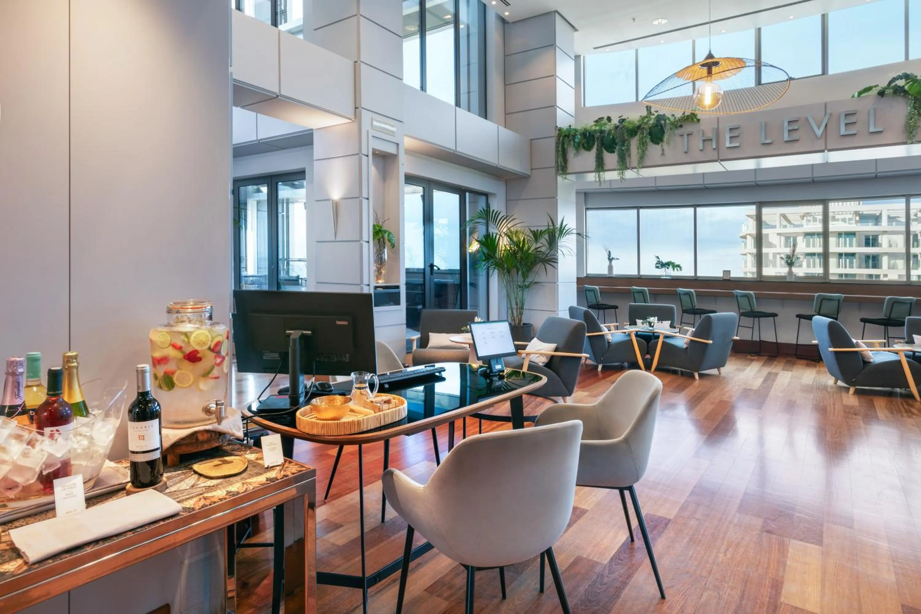 Restaurant/places to eat in Melia Valencia