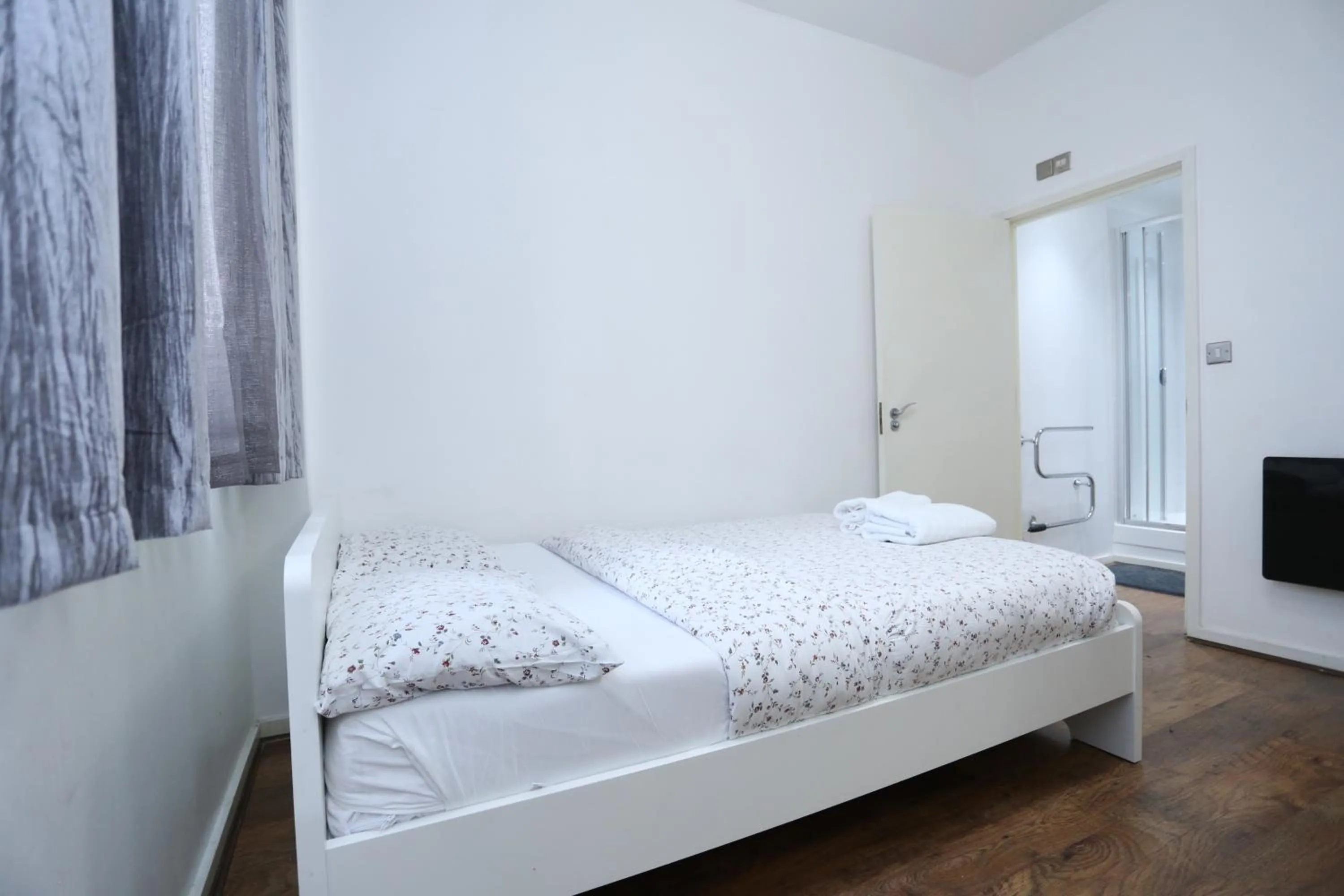 Bed in Gorgeous 2 bedroom 2 bathroom Woolwich