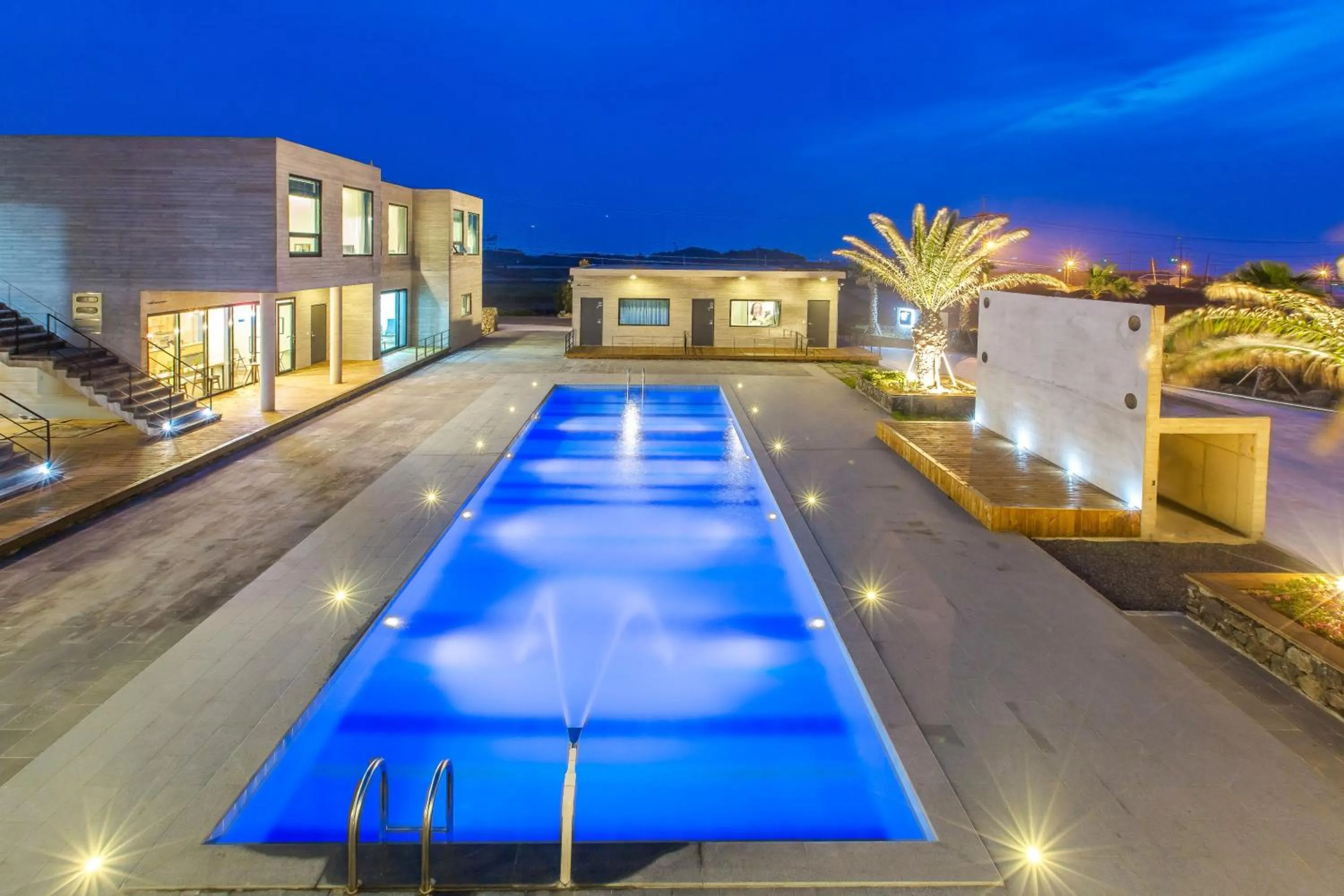 Swimming pool in Lunamar Pension