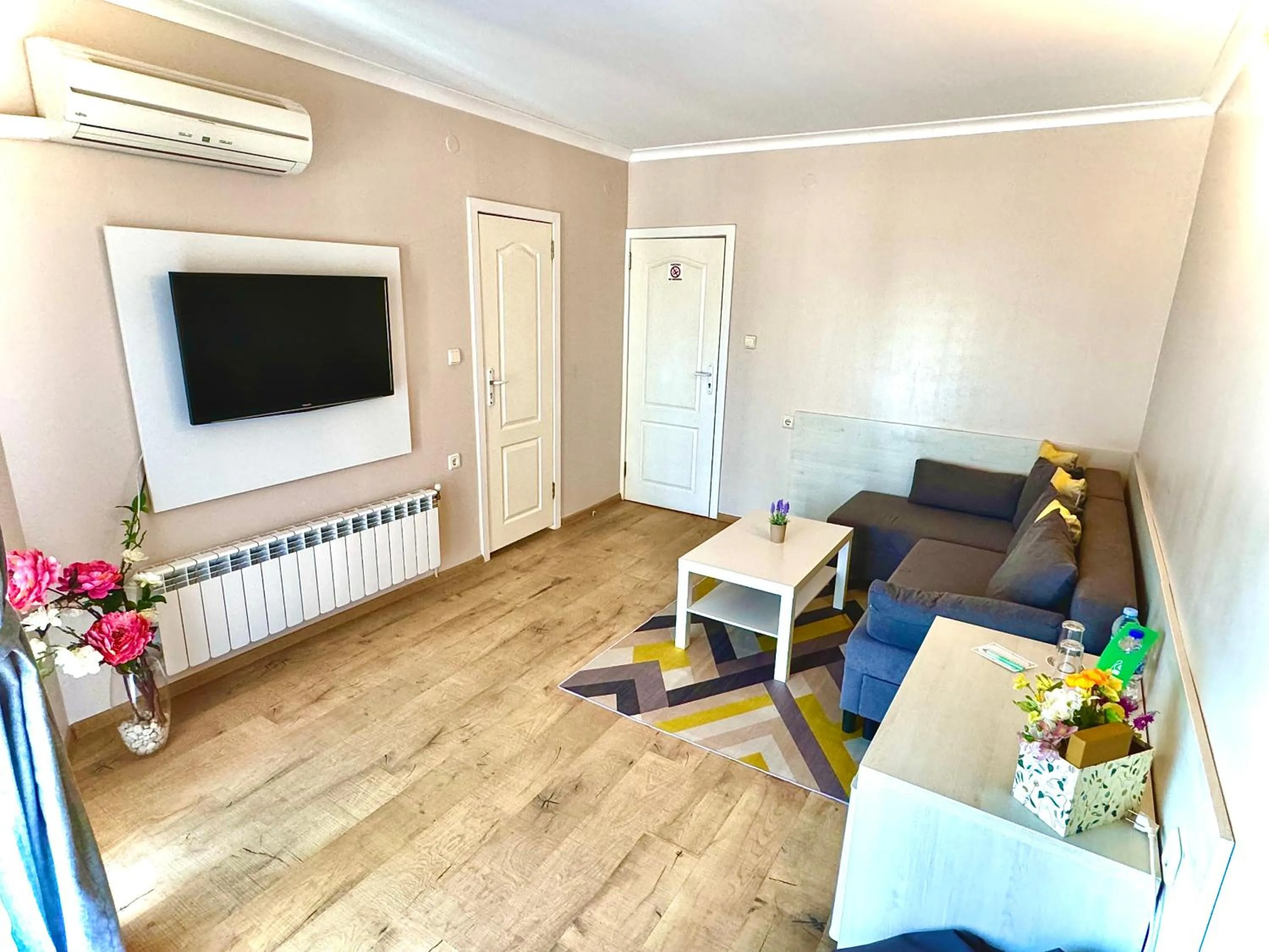 Communal lounge/ TV room in Hotel Amfora