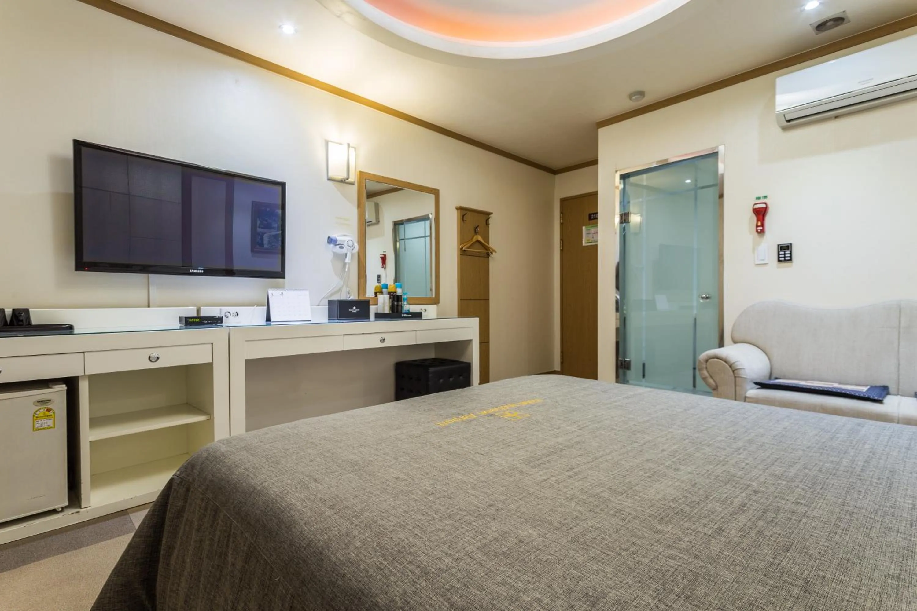 Photo of the whole room, Bed in Incheon Airport Hotel