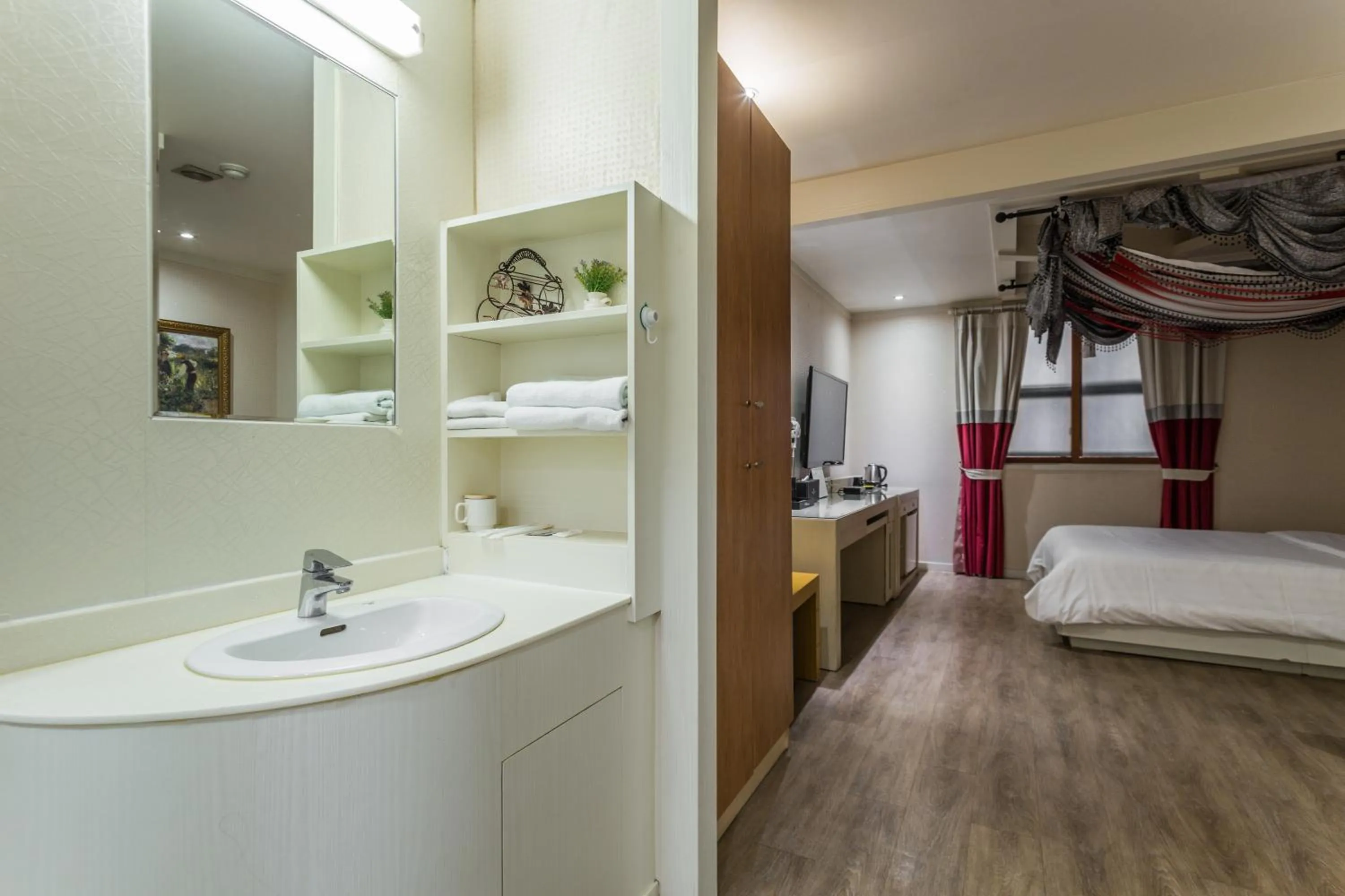 Bedroom, Bed in Incheon Airport Hotel