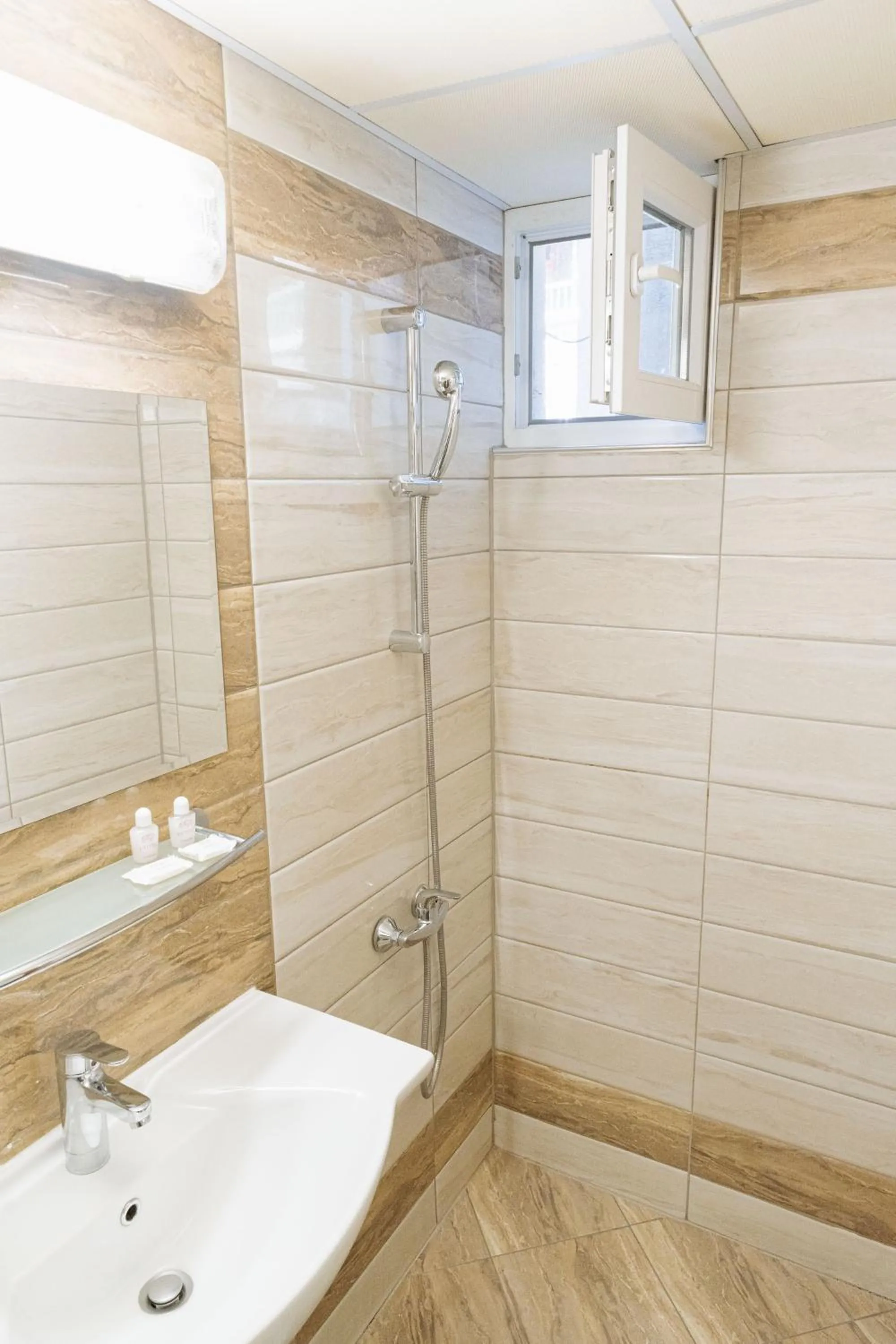 Shower in Hotel Dafi