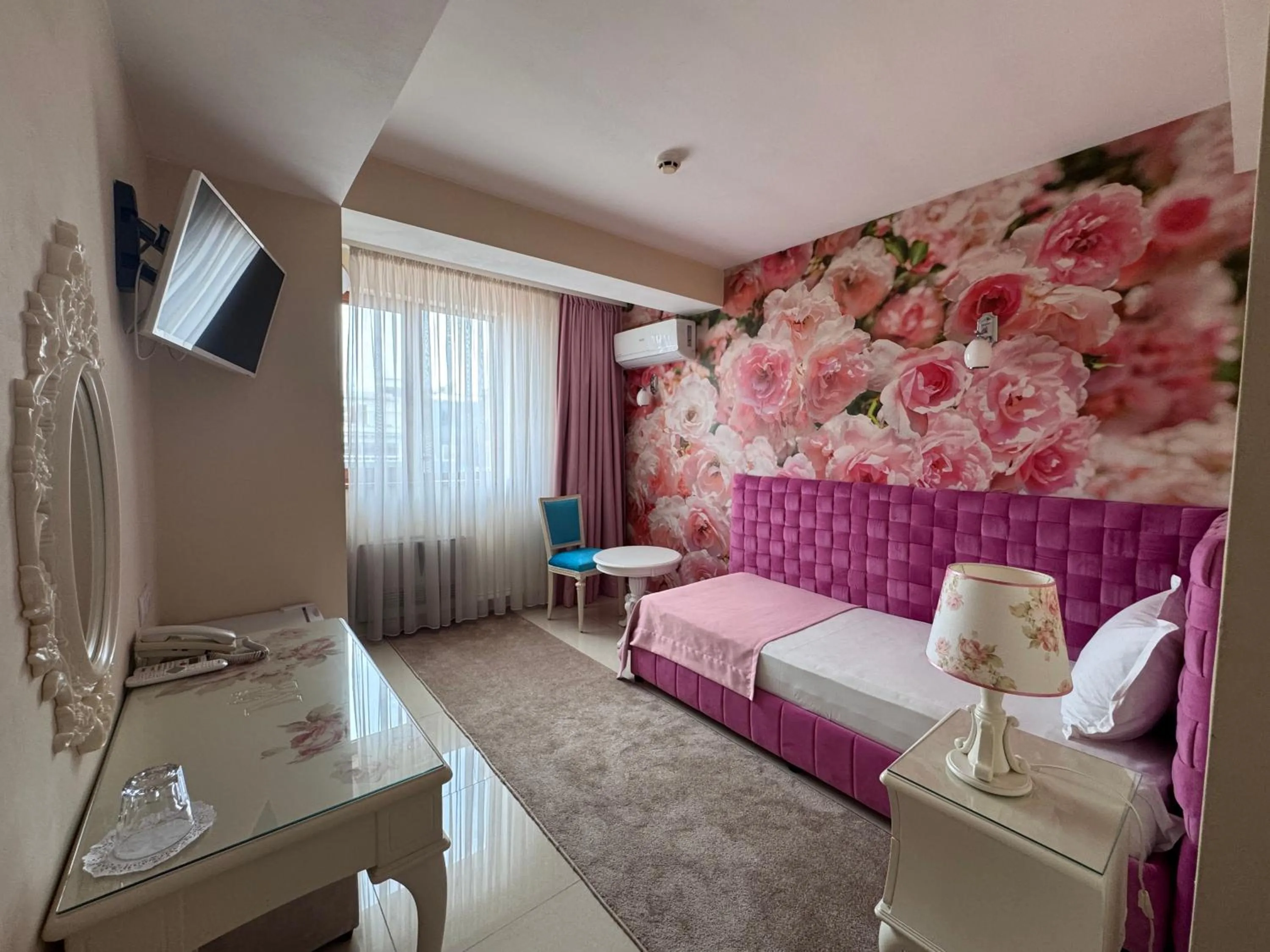 Communal lounge/ TV room in Hotel Dafi