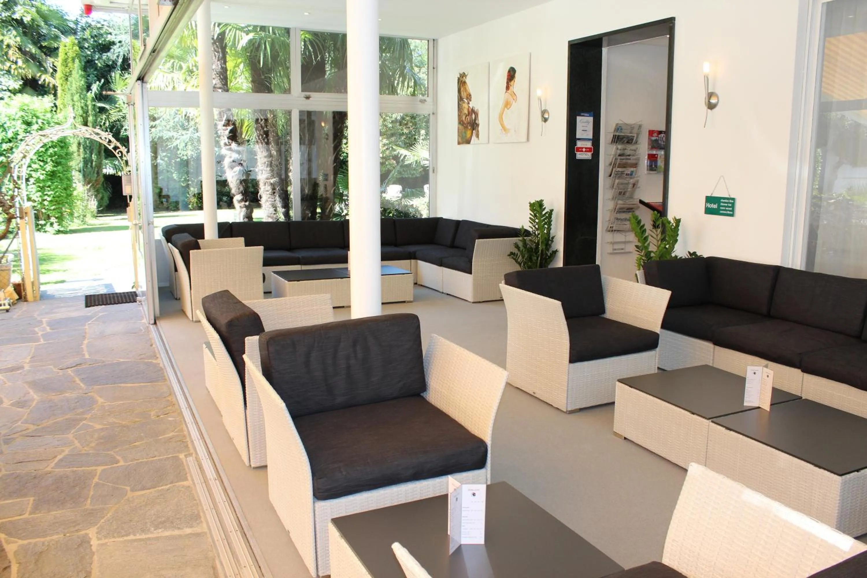 Communal lounge/ TV room in Hotel Luna Garni