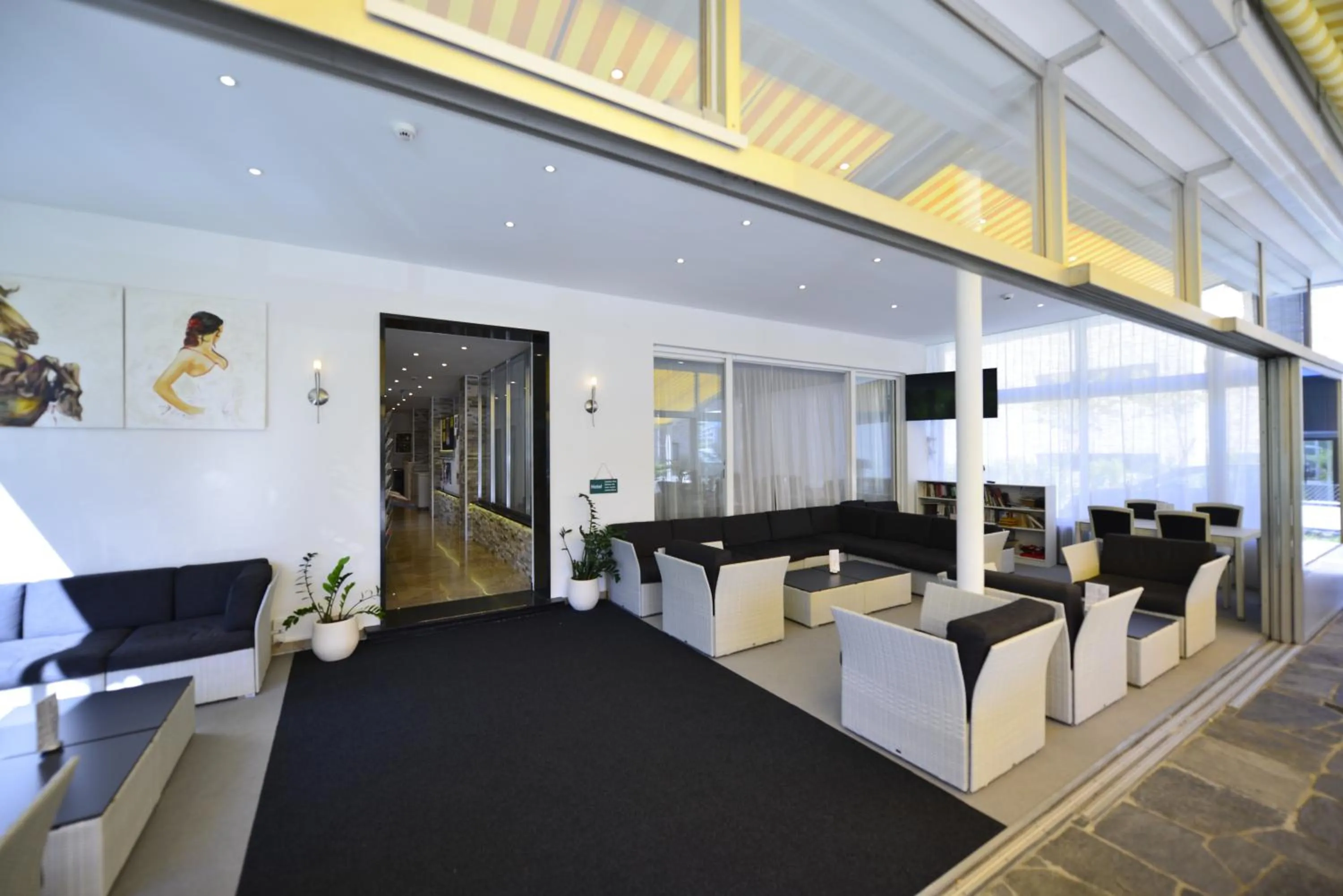 Communal lounge/ TV room in Hotel Luna Garni