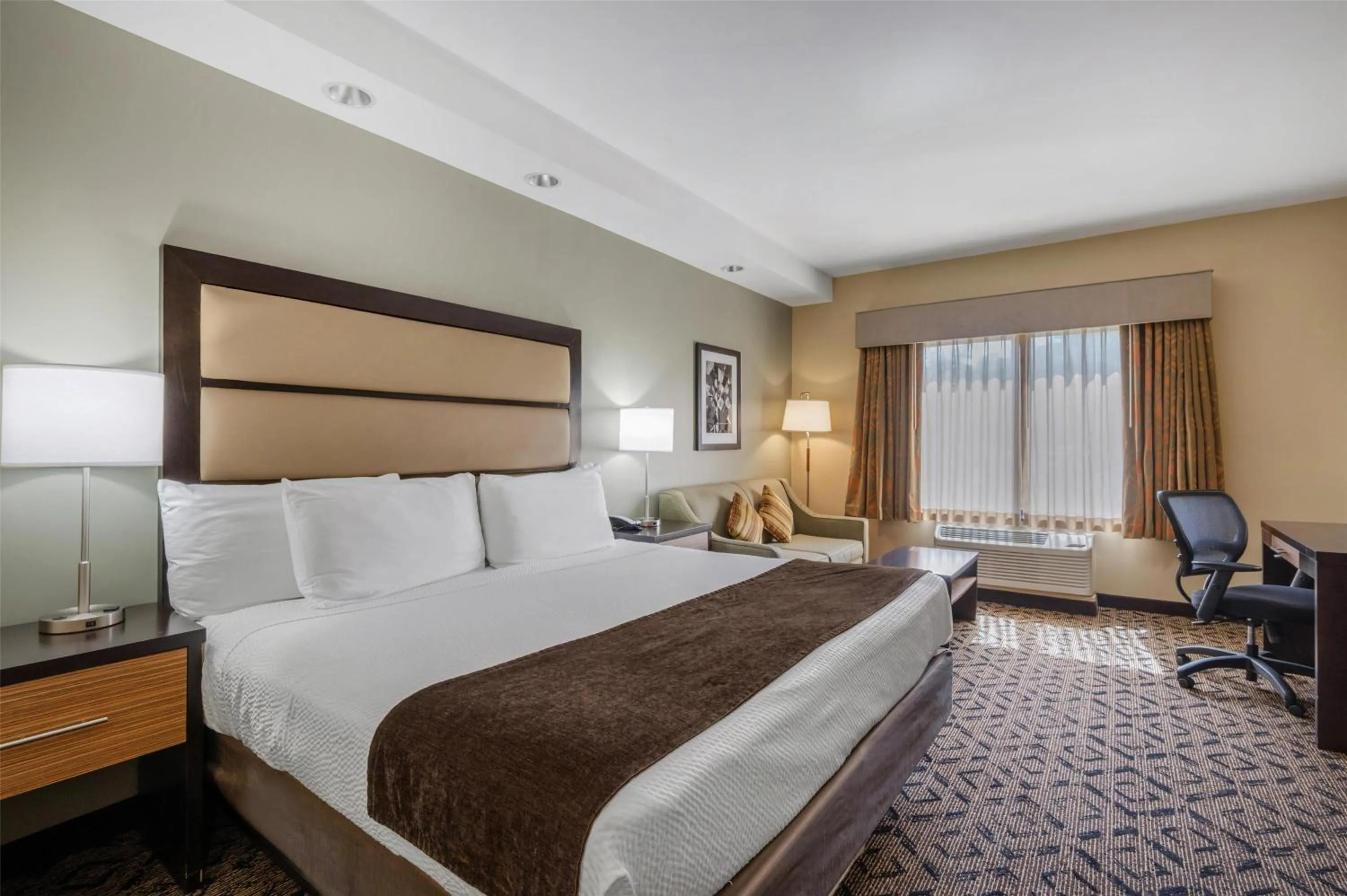 Bedroom in Best Western Plus College Park Hotel