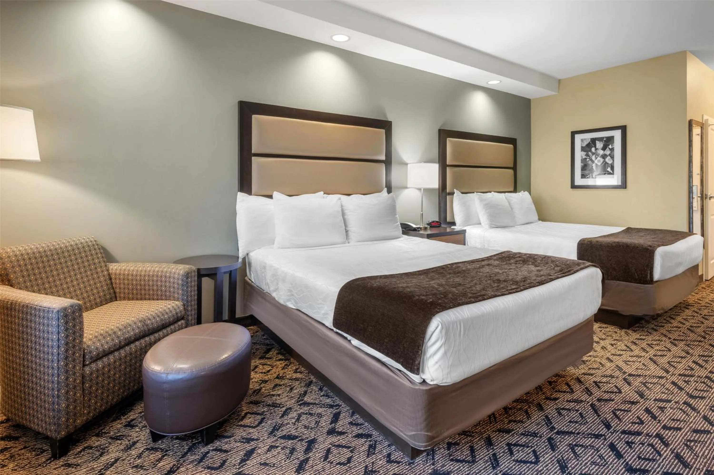 Bedroom in Best Western Plus College Park Hotel