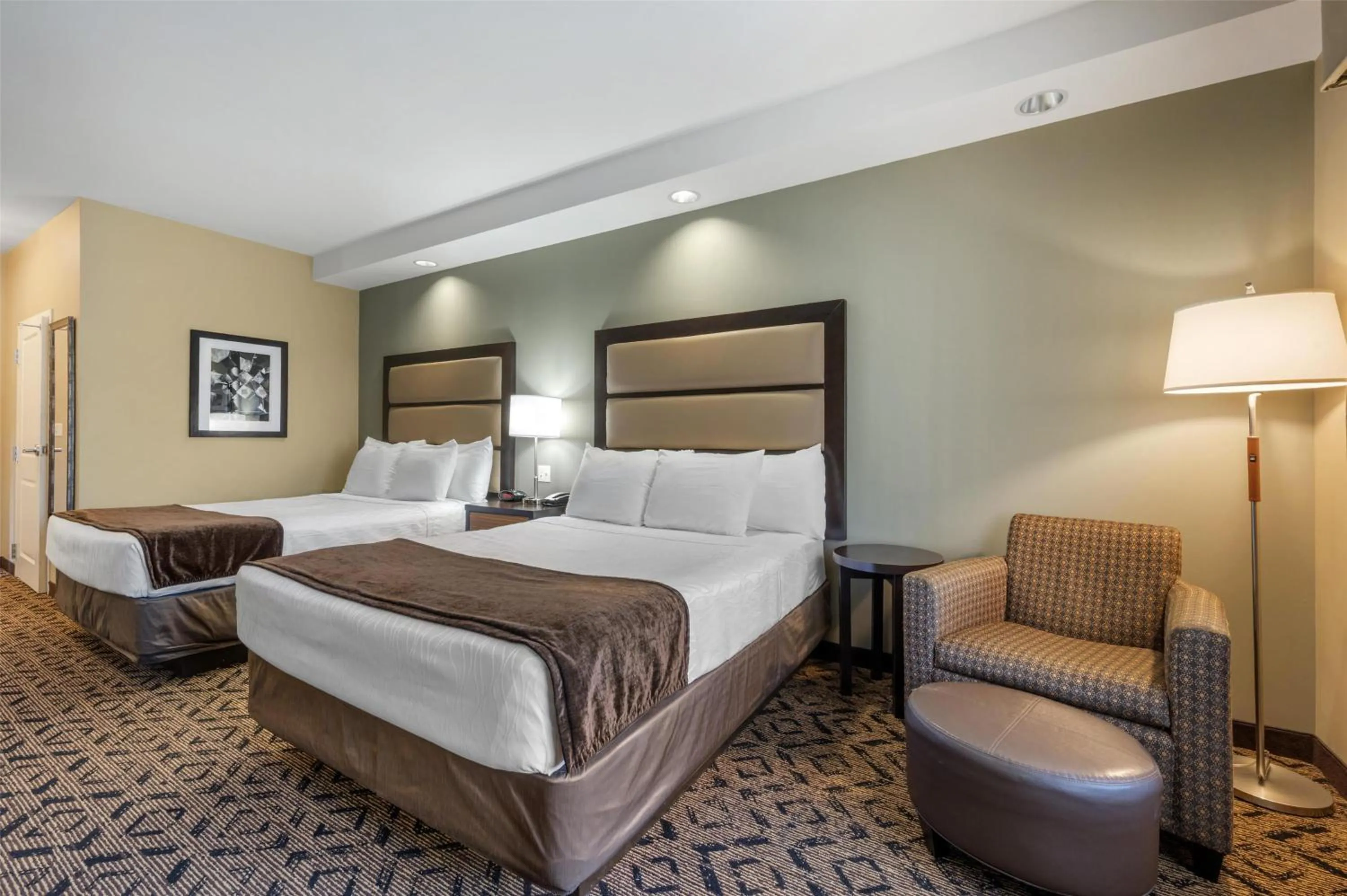 Bedroom in Best Western Plus College Park Hotel