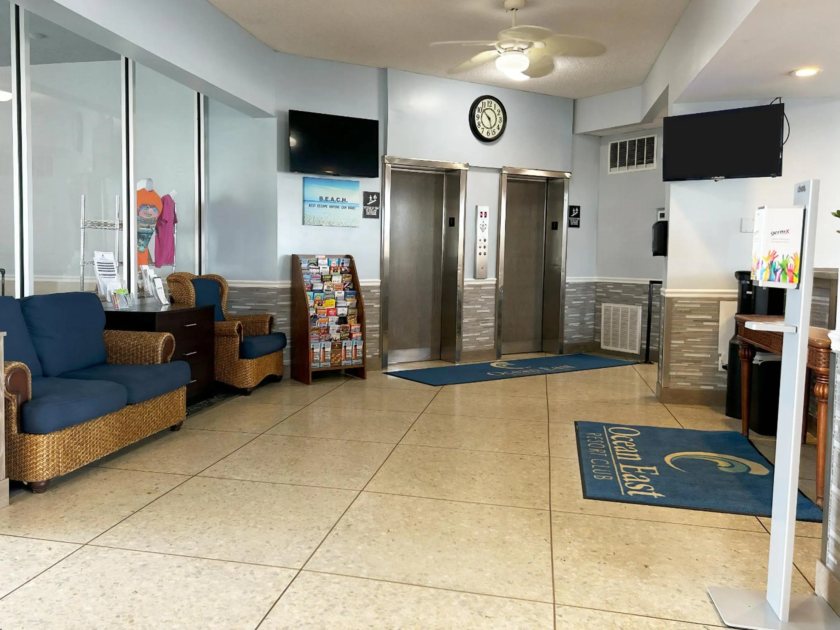 Communal lounge/ TV room in Ocean East Resort Club