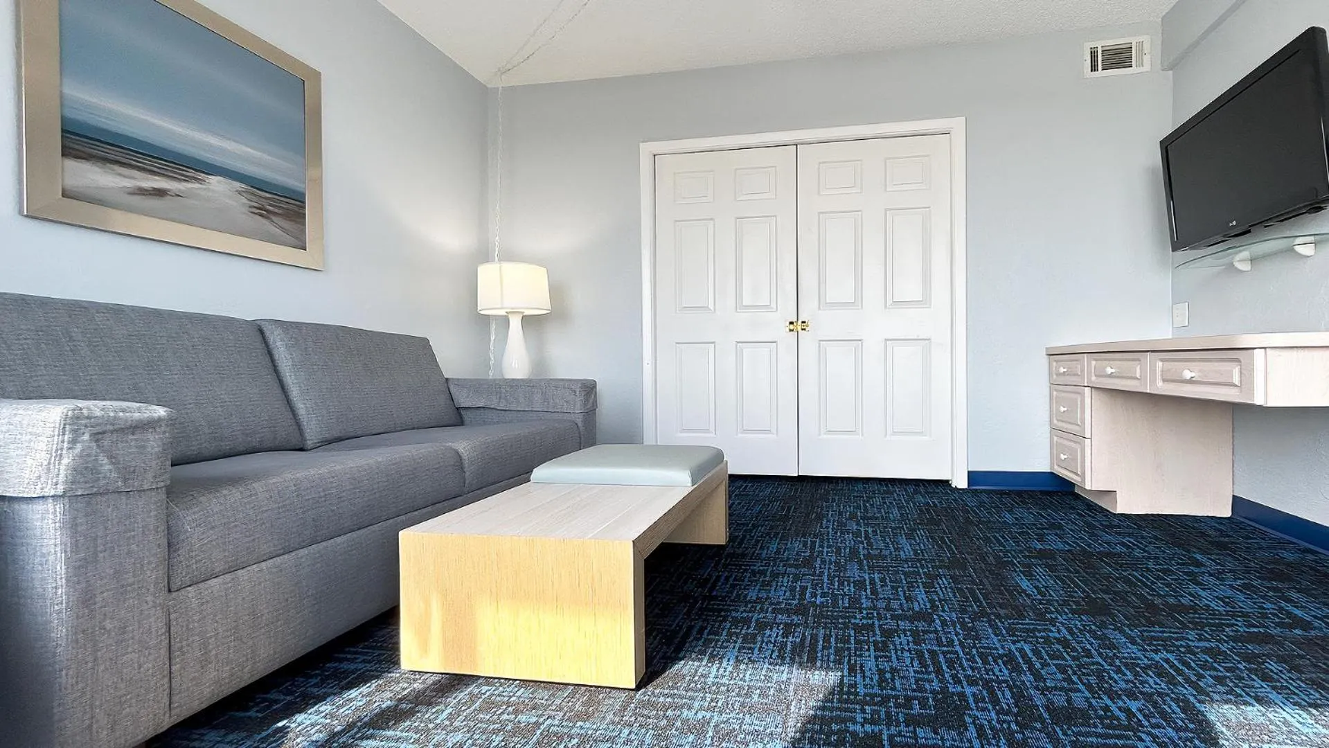 Communal lounge/ TV room in Ocean East Resort Club