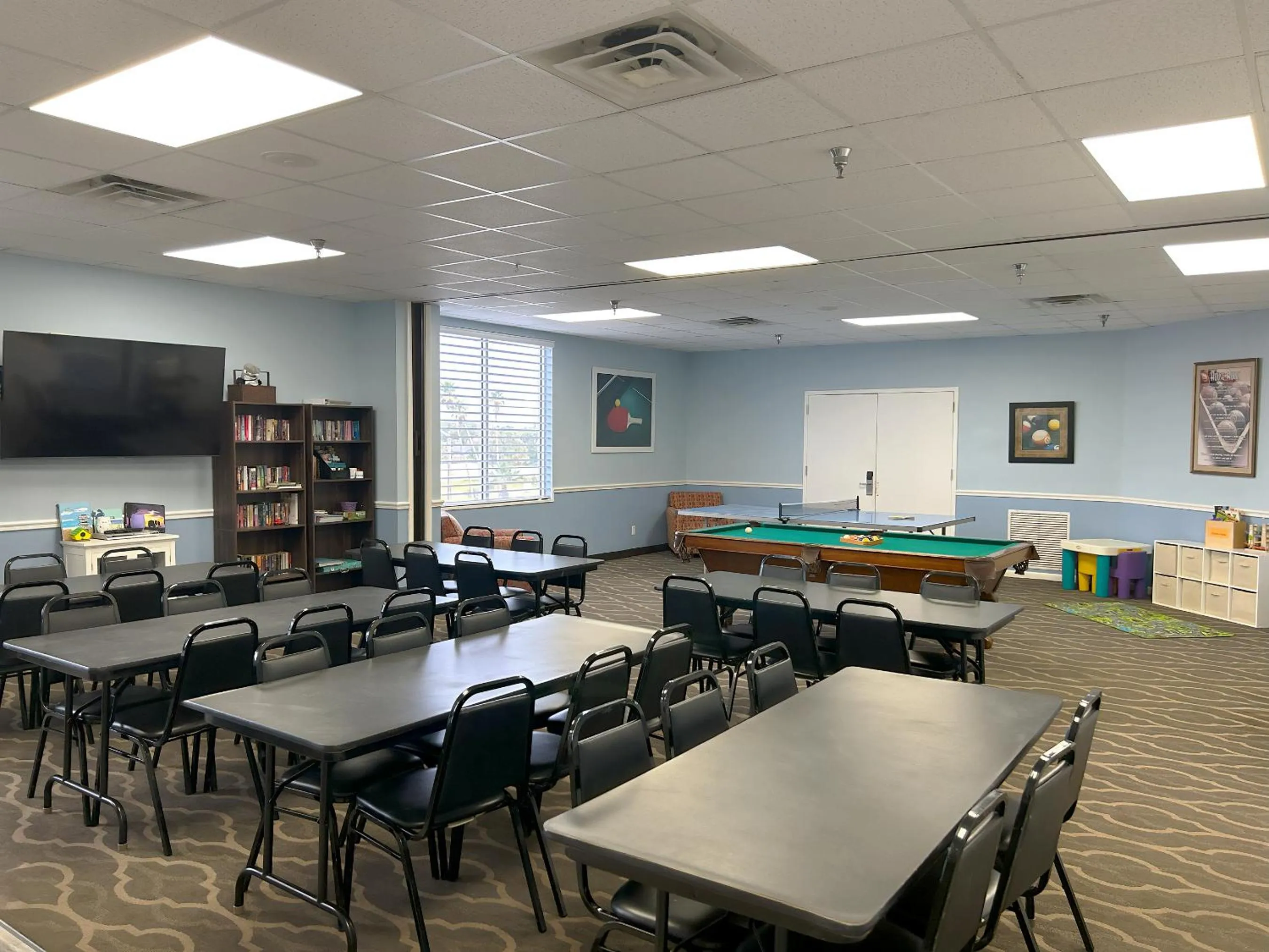 Communal lounge/ TV room in Ocean East Resort Club