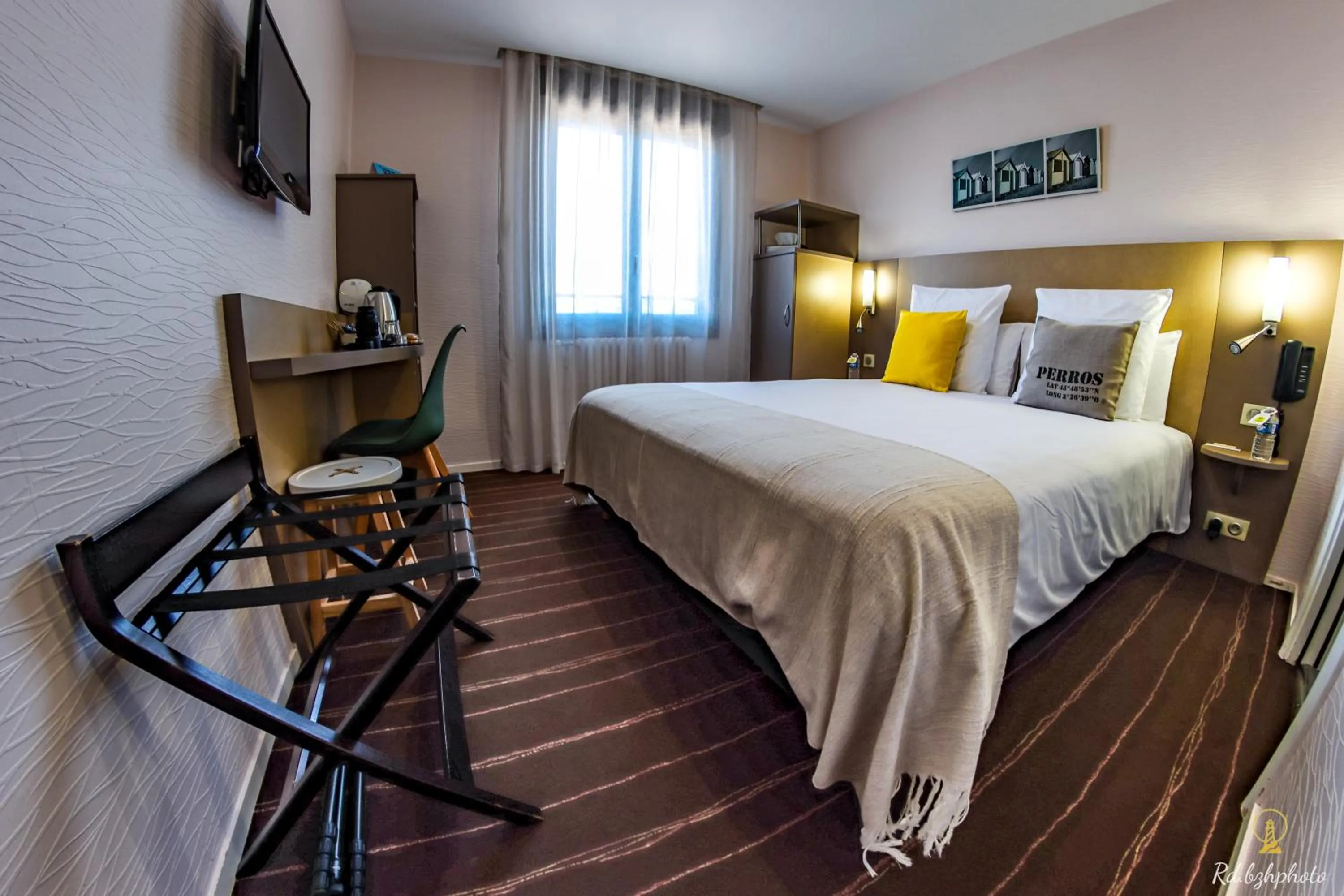 Bedroom, Bed in Logis Hôtel du Parc