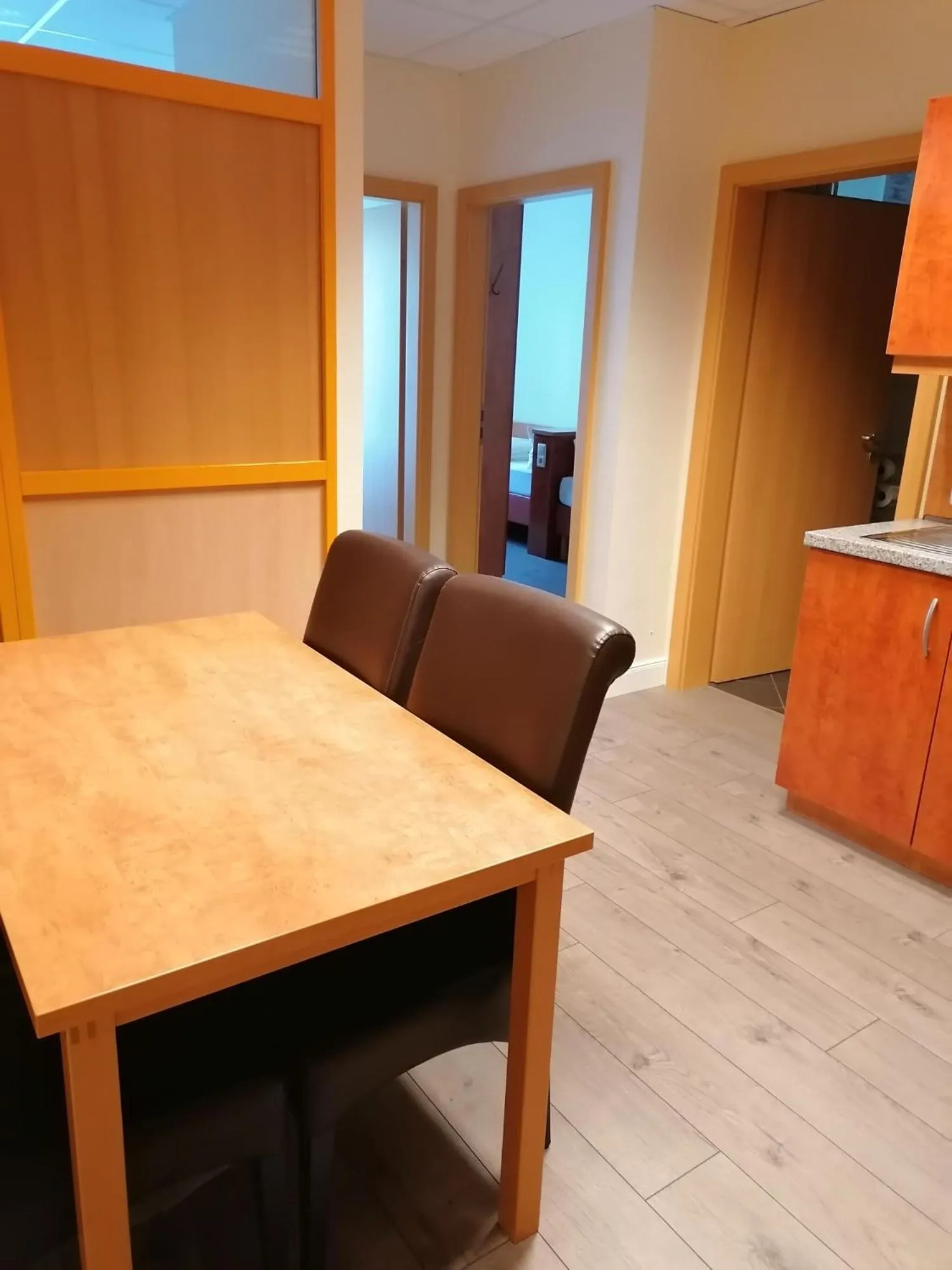 Communal kitchen in Hotel am Holzhafen