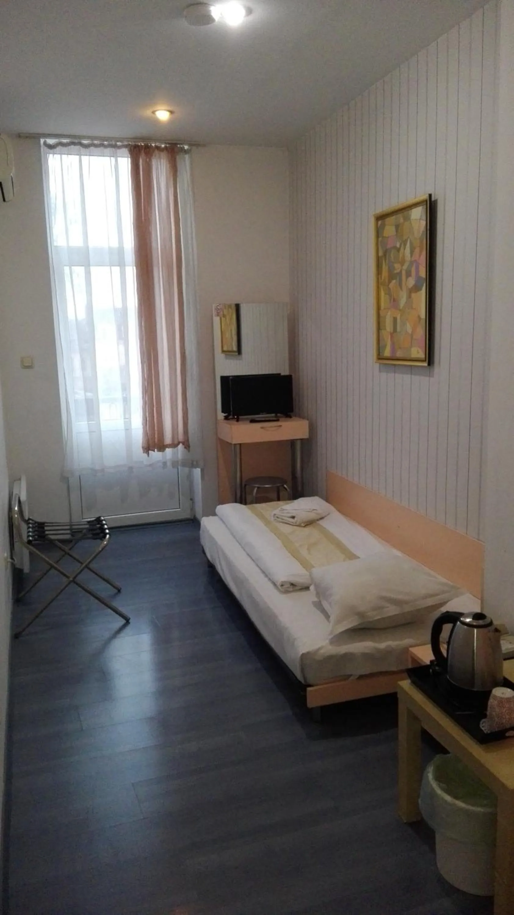 Photo of the whole room in Scotty's Boutique Hotel