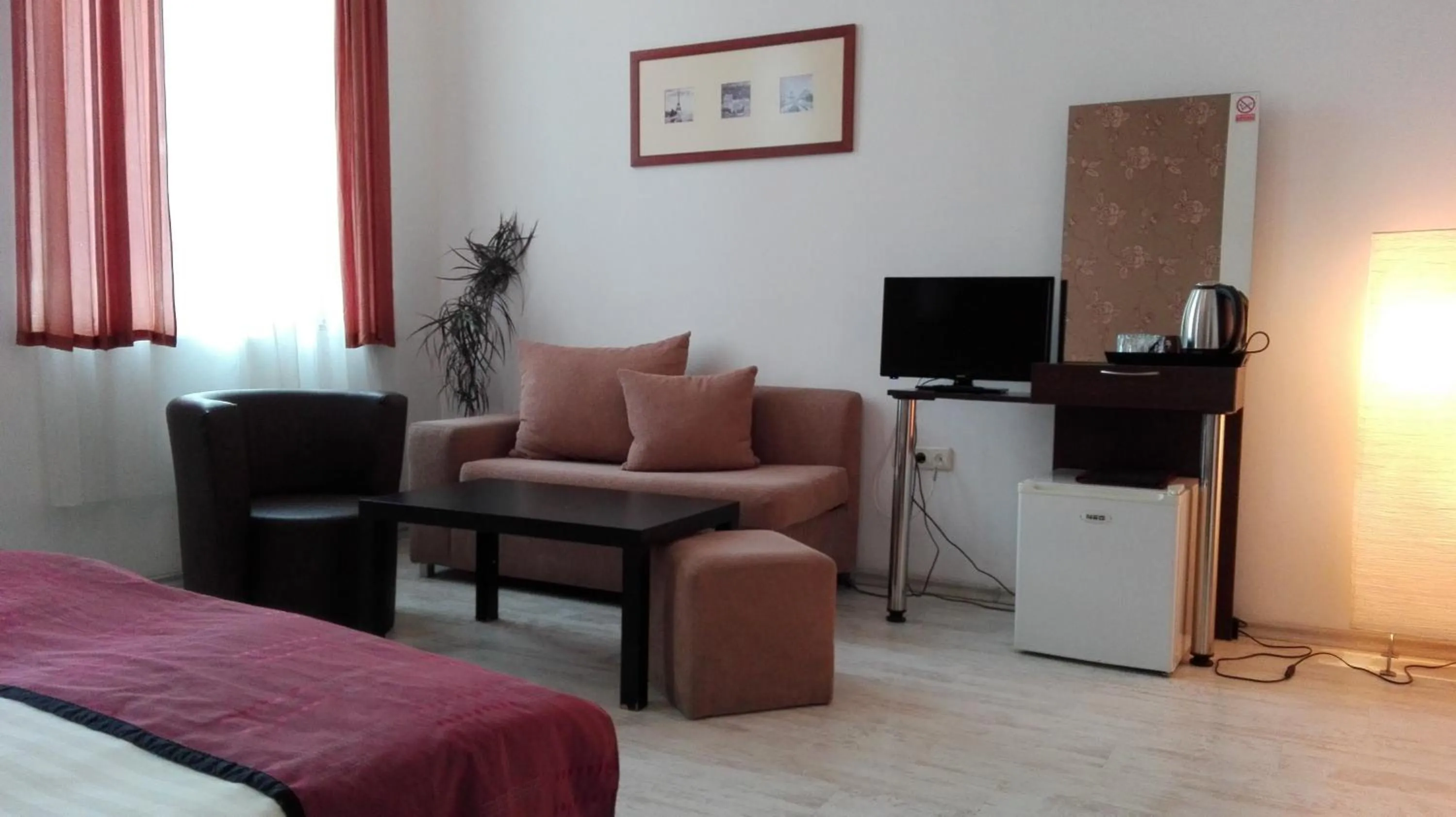 Seating area in Scotty's Boutique Hotel