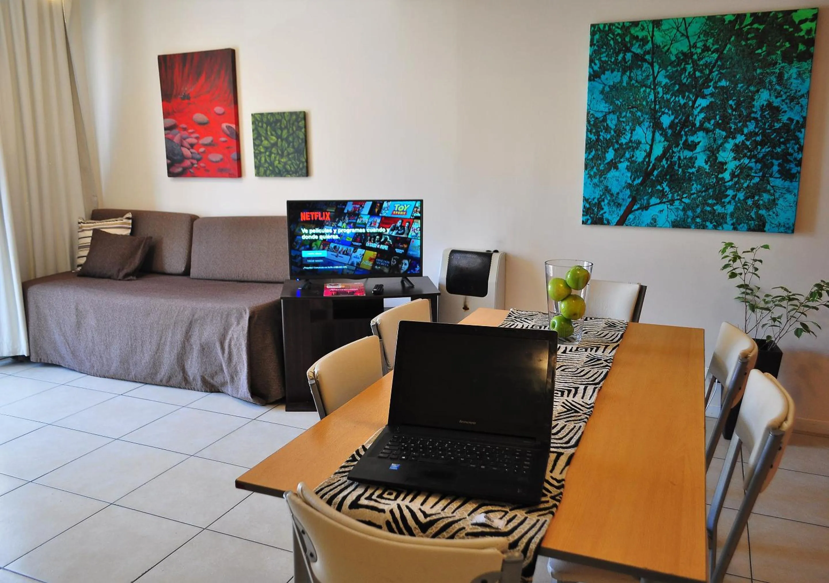 Communal lounge/ TV room in Uvas Apart Hotel