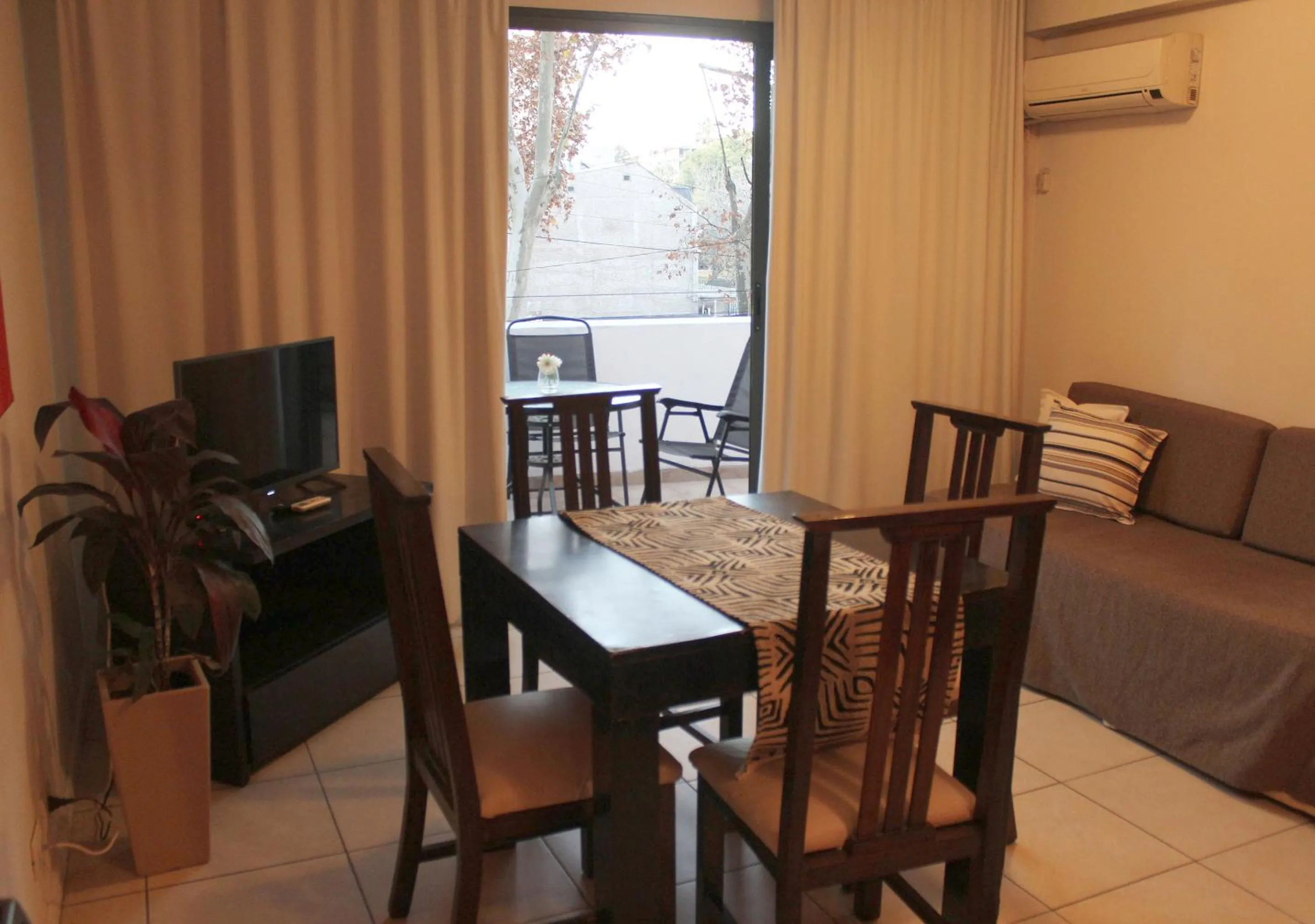 Communal lounge/ TV room in Uvas Apart Hotel