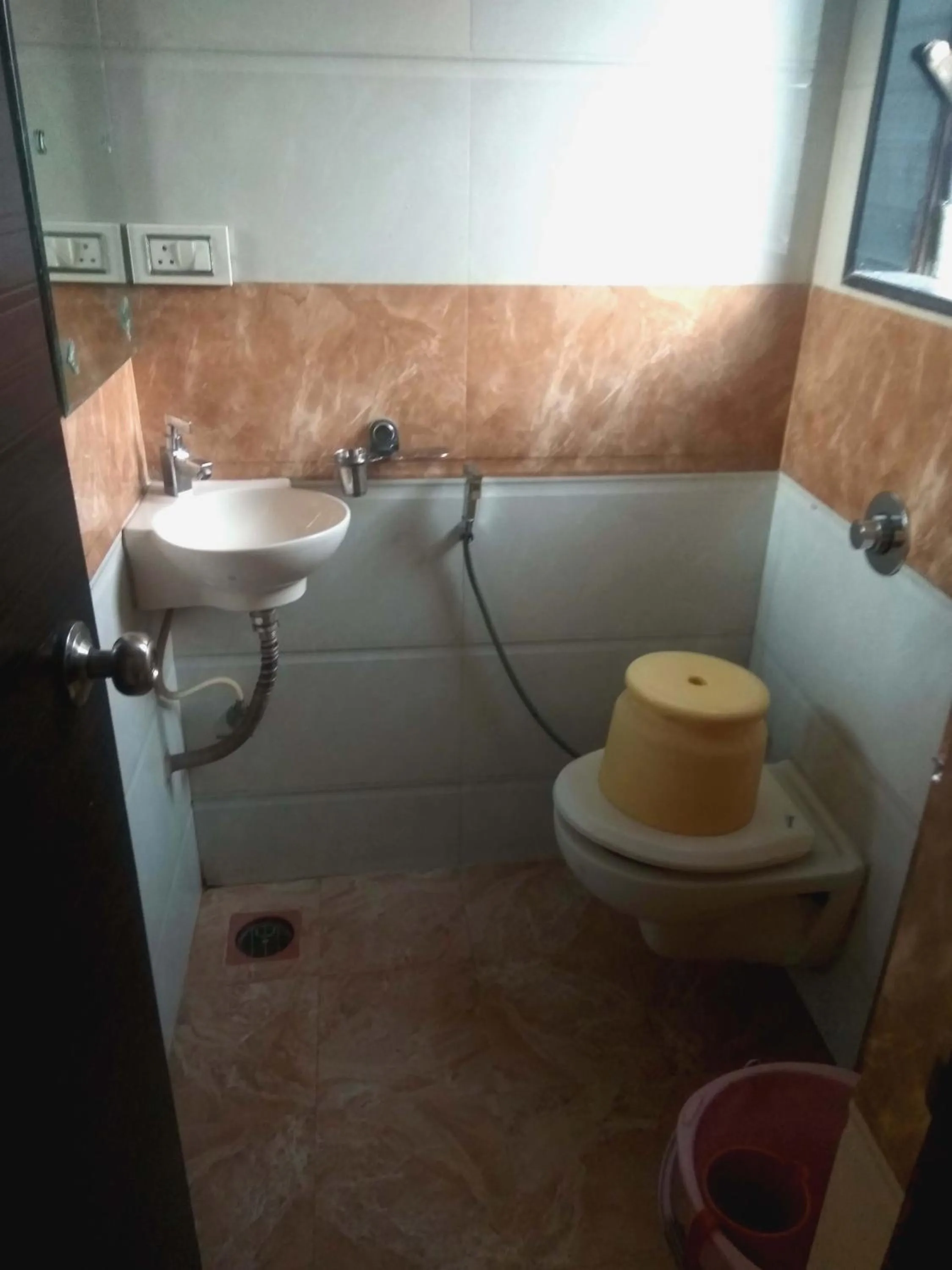 Toilet in Hotel Navi Mumbai