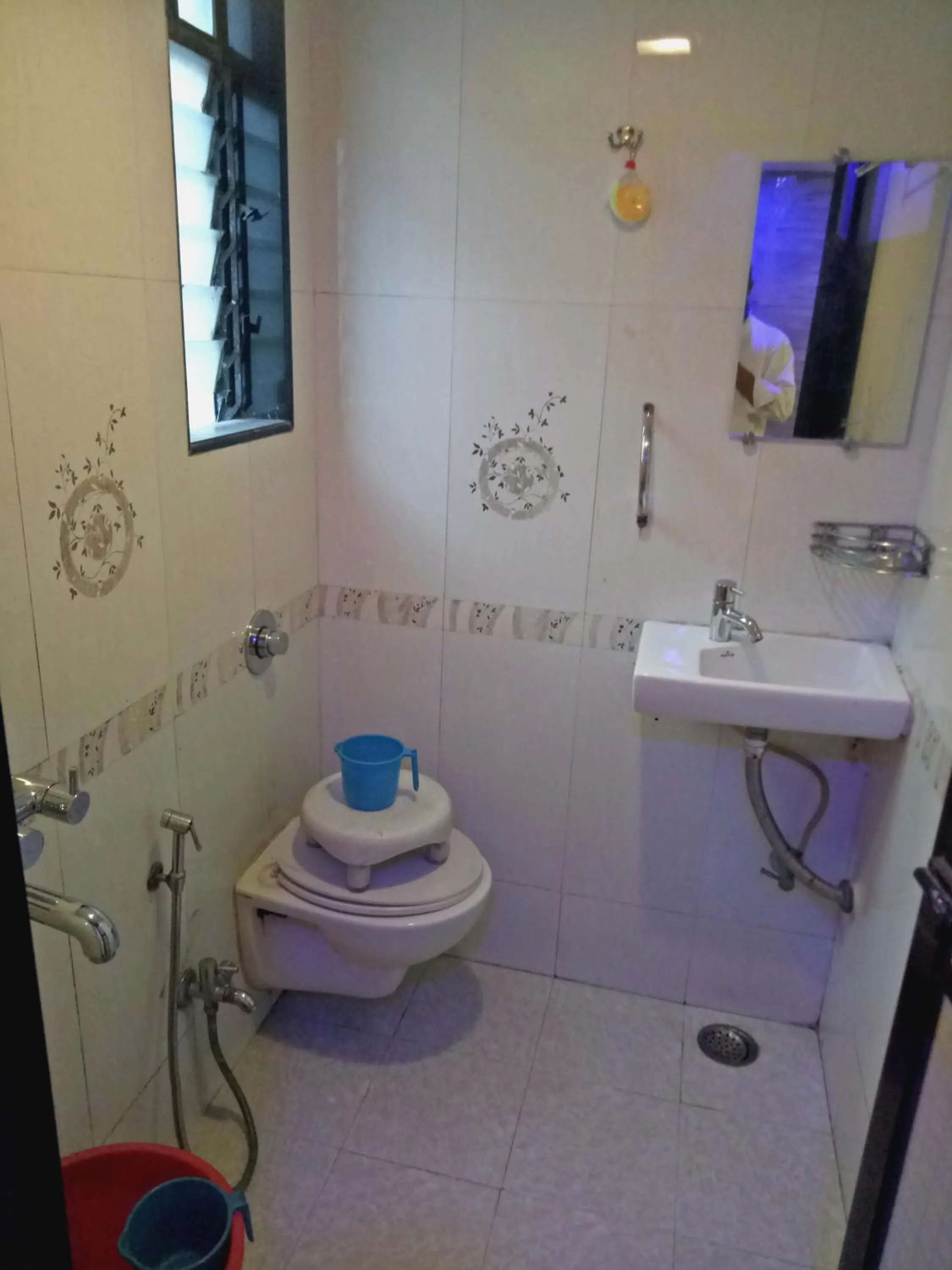 Toilet in Hotel Navi Mumbai