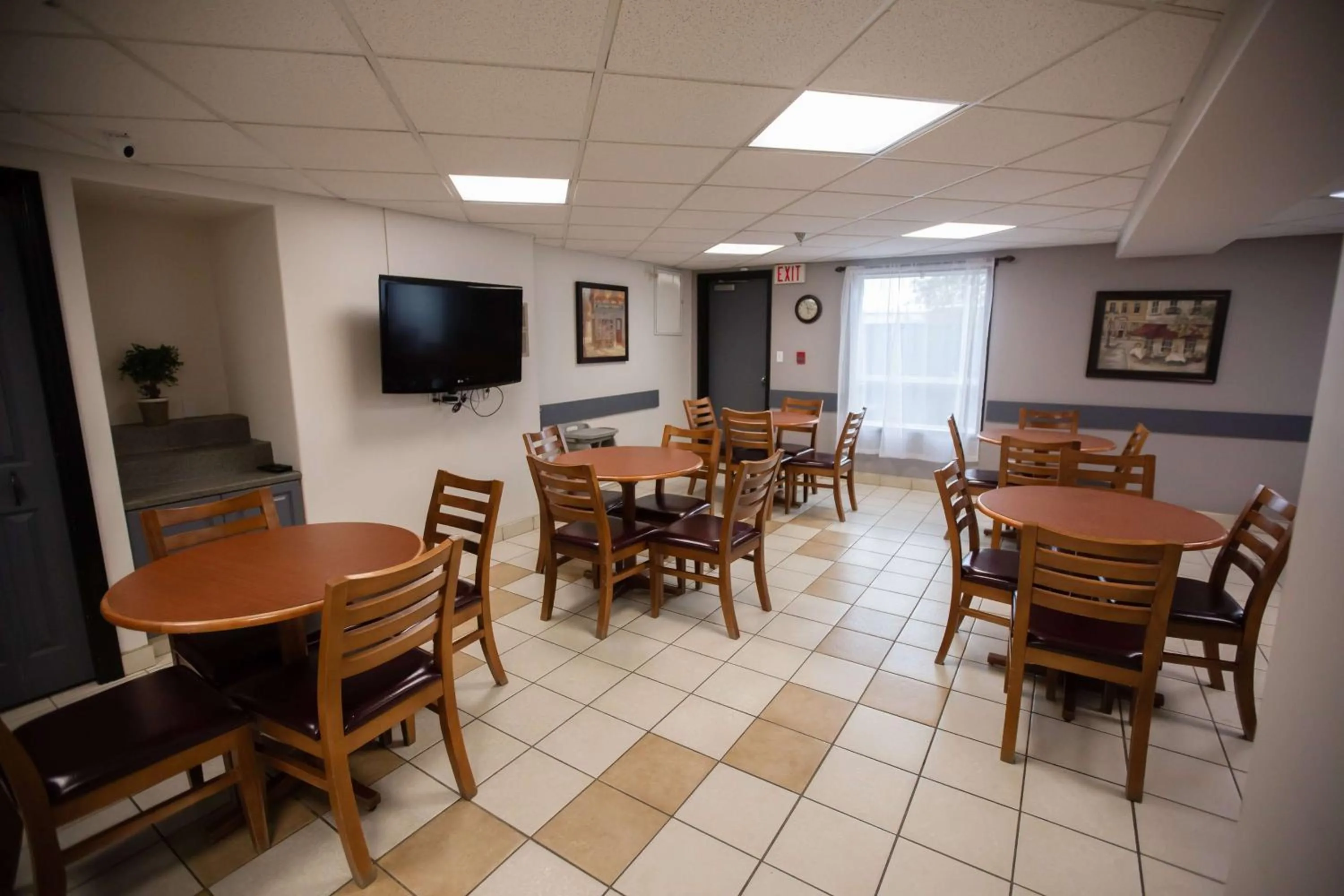 Restaurant/places to eat in Super 8 by Wyndham Whitecourt