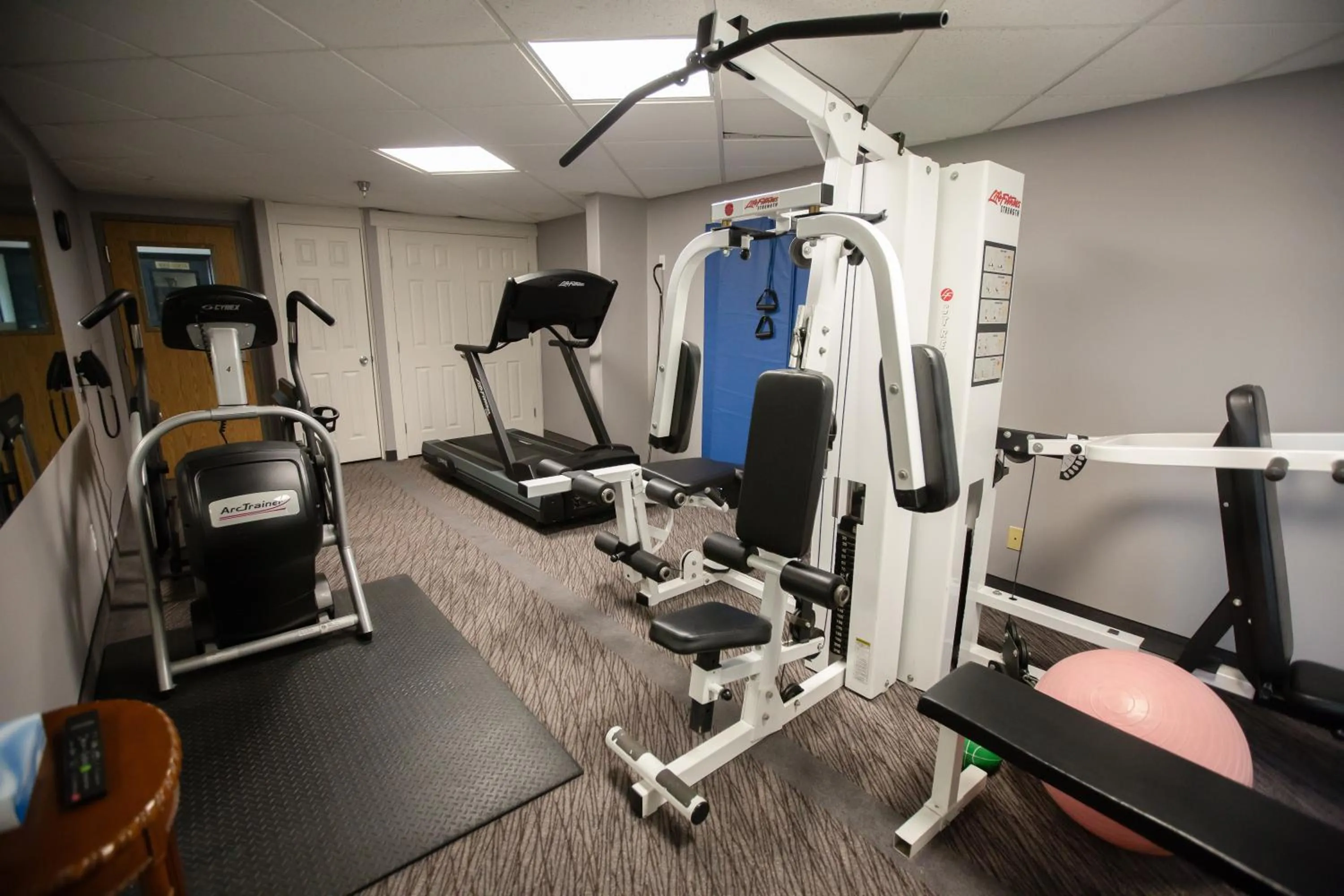 Fitness centre/facilities in Super 8 by Wyndham Whitecourt