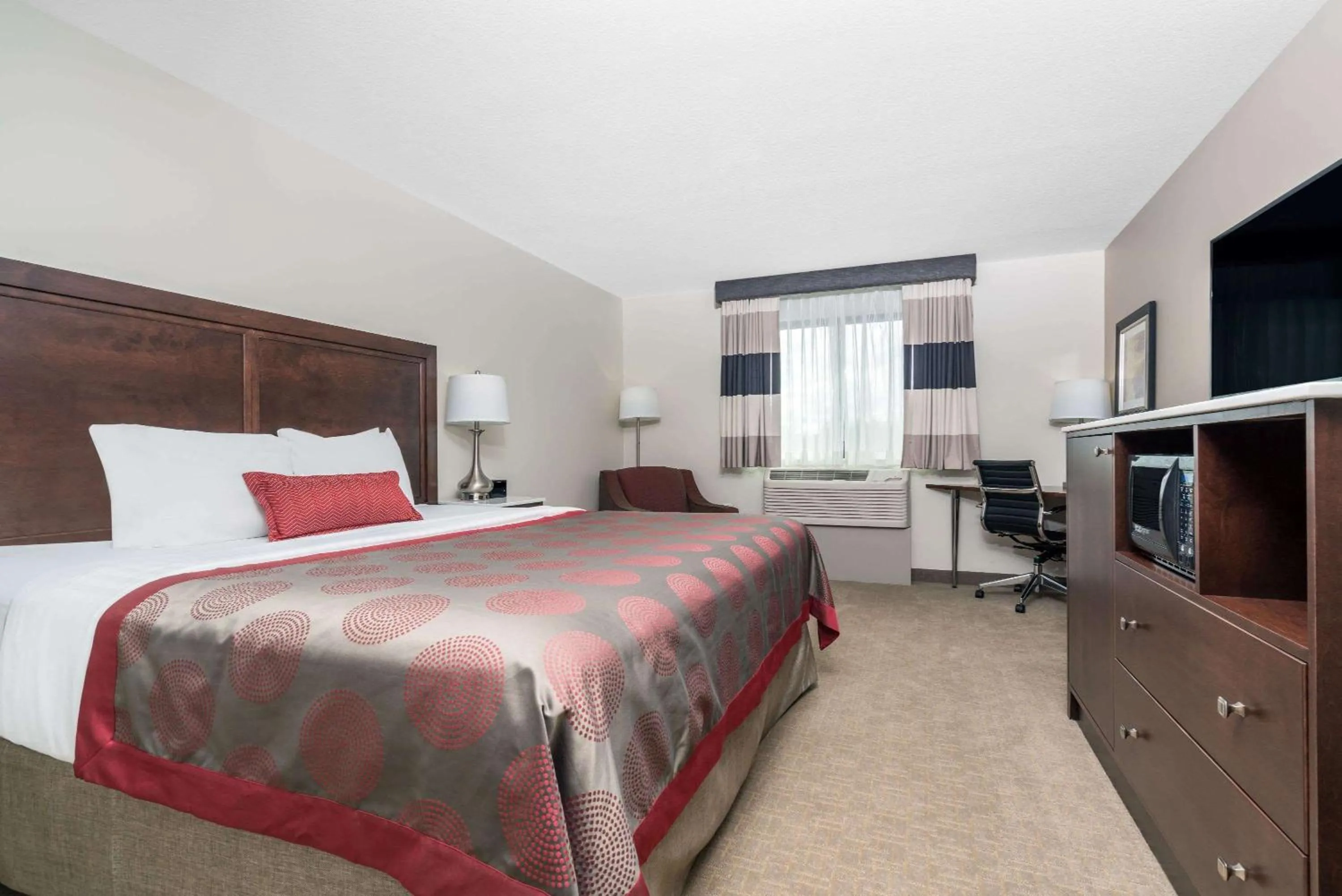 Photo of the whole room, Bed in Ramada by Wyndham Minneapolis Golden Valley