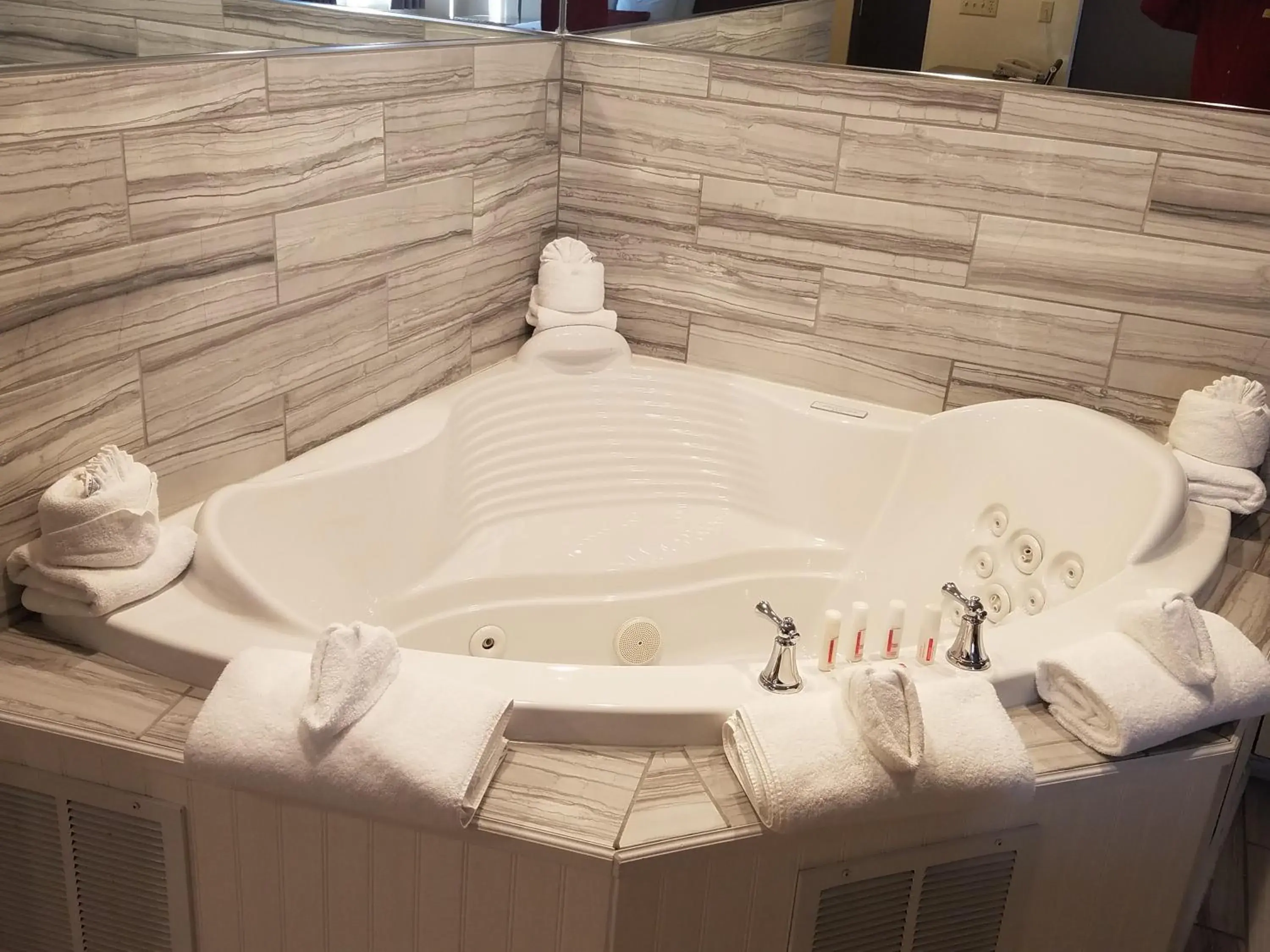 King Suite with Hot Tub - Non-Smoking in Ramada by Wyndham Minneapolis Golden Valley King Suite with Hot Tub - Non-Smoking in Ramada by Wyndham Minneapolis Golden Valley