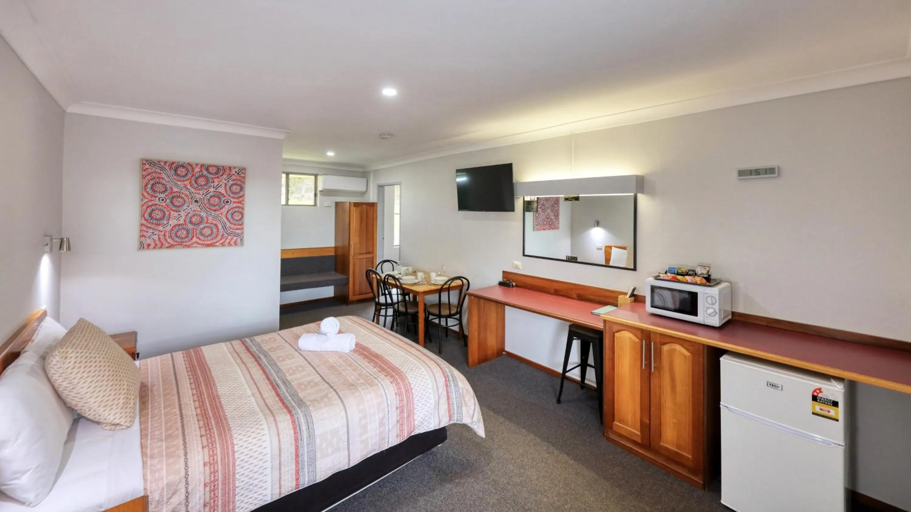 minibar, Bed in Kempsey Powerhouse Motel
