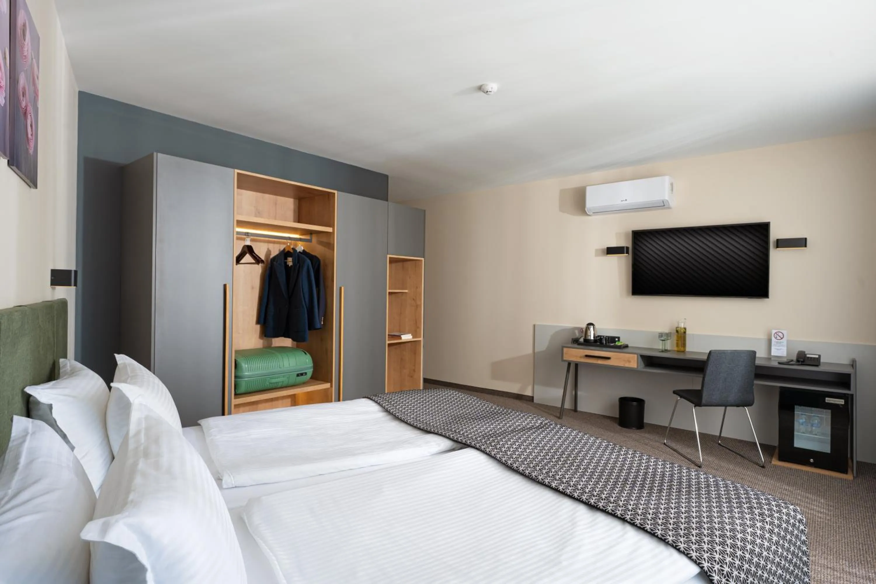 TV and multimedia, Bed in Jasmin Hotel