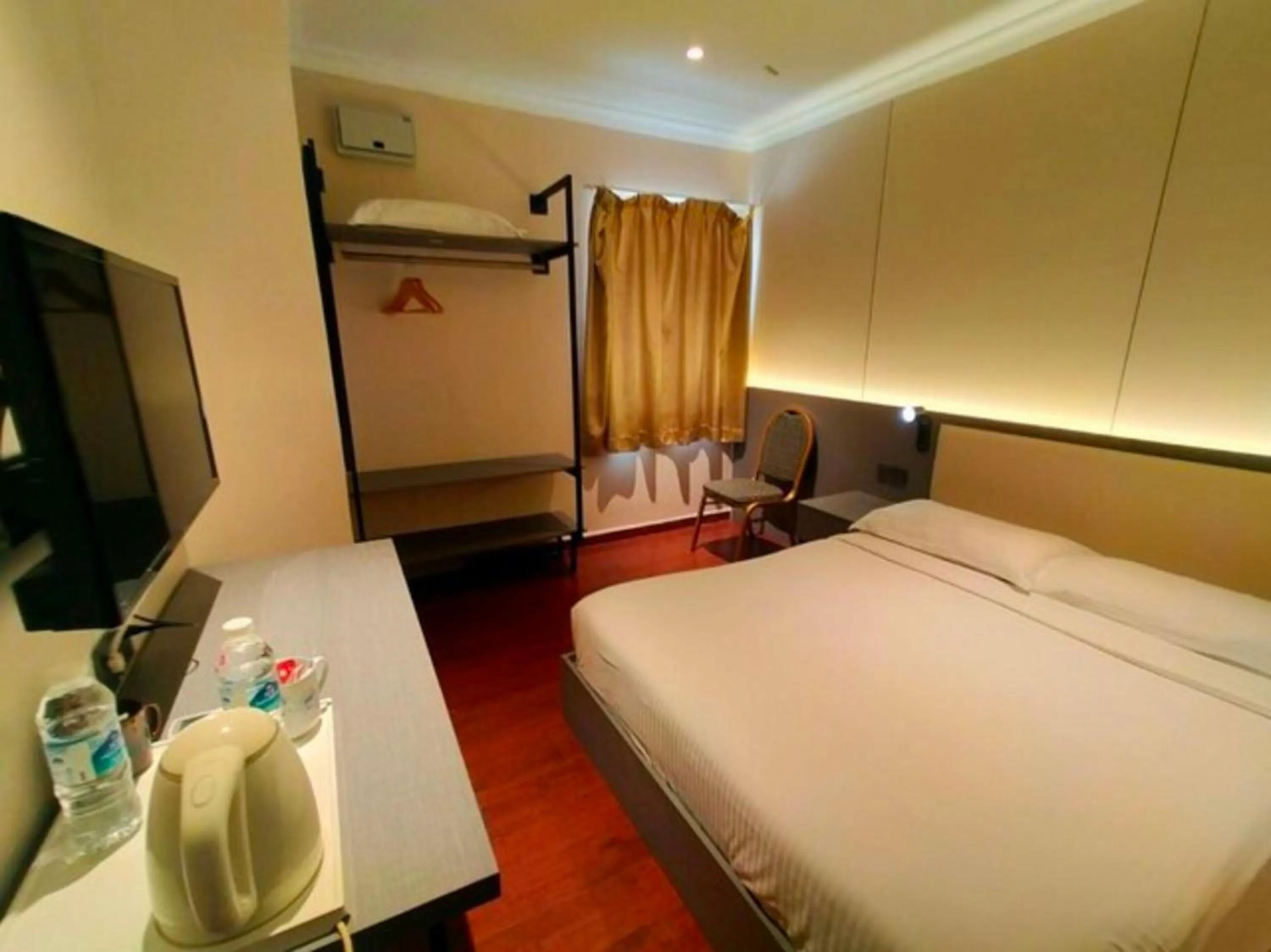 Bedroom, Bed in Hotel O GHC Near Penang Street Art Formerly Queen City Hotel