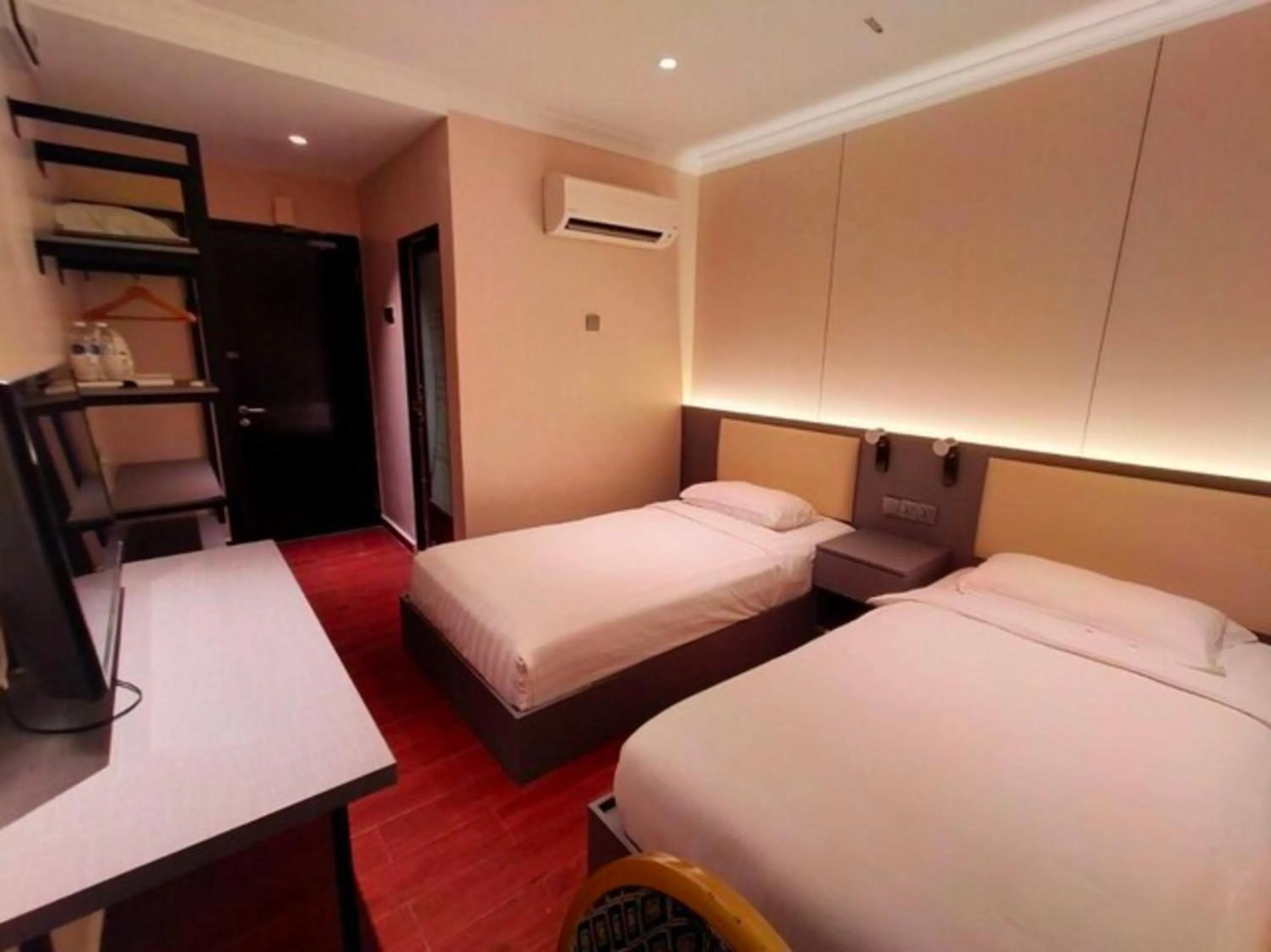 Bedroom, Bed in Hotel O GHC Near Penang Street Art Formerly Queen City Hotel