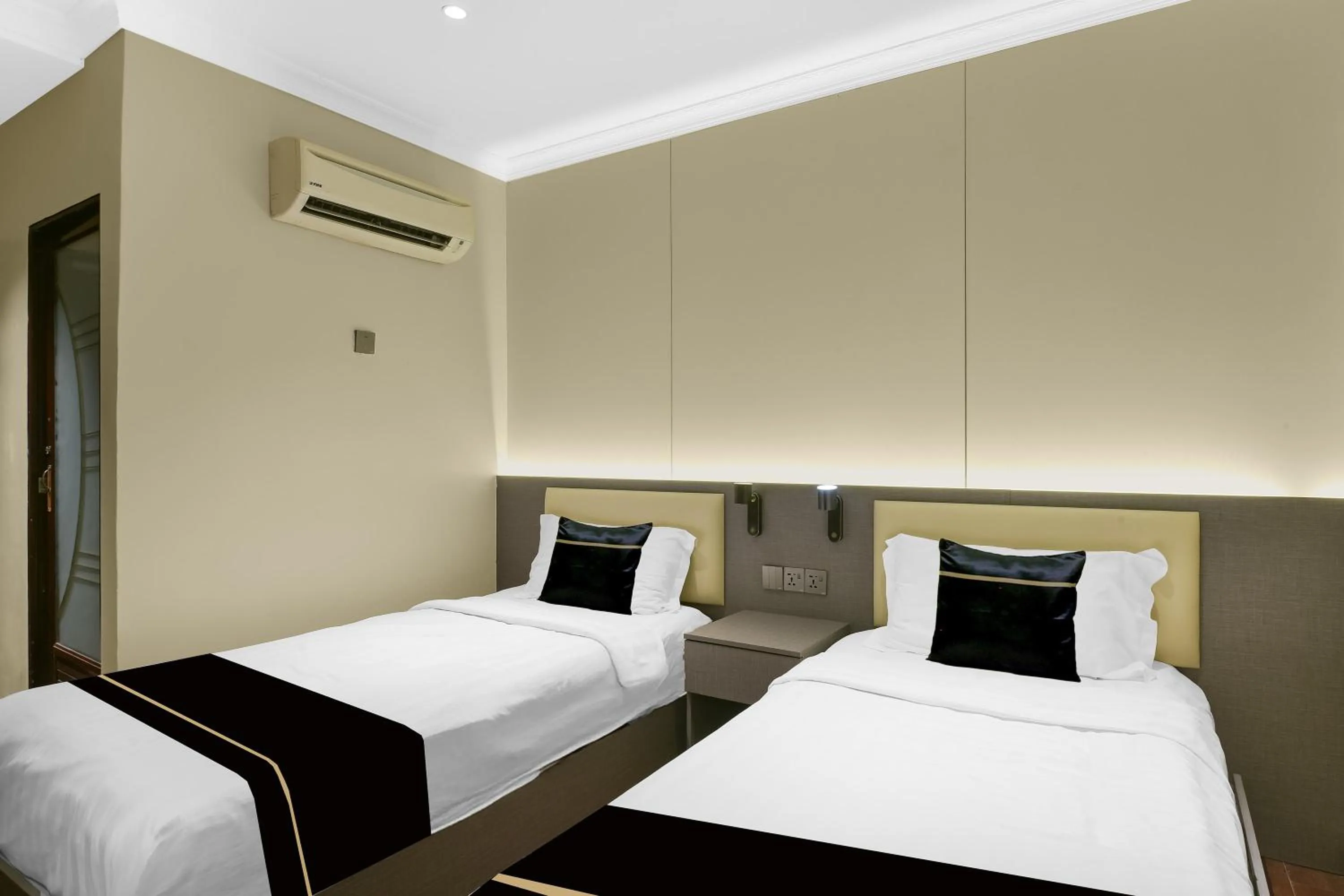 Bedroom, Bed in Collection O GHC Near Penang Street Art Formerly Queen City Hotel