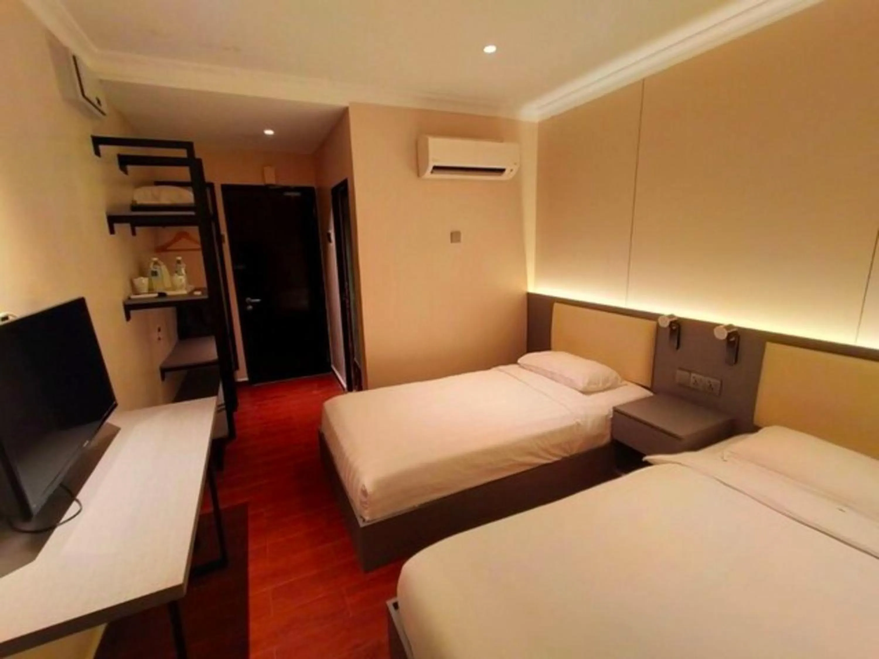 Bedroom, Bed in Hotel O GHC Near Penang Street Art Formerly Queen City Hotel