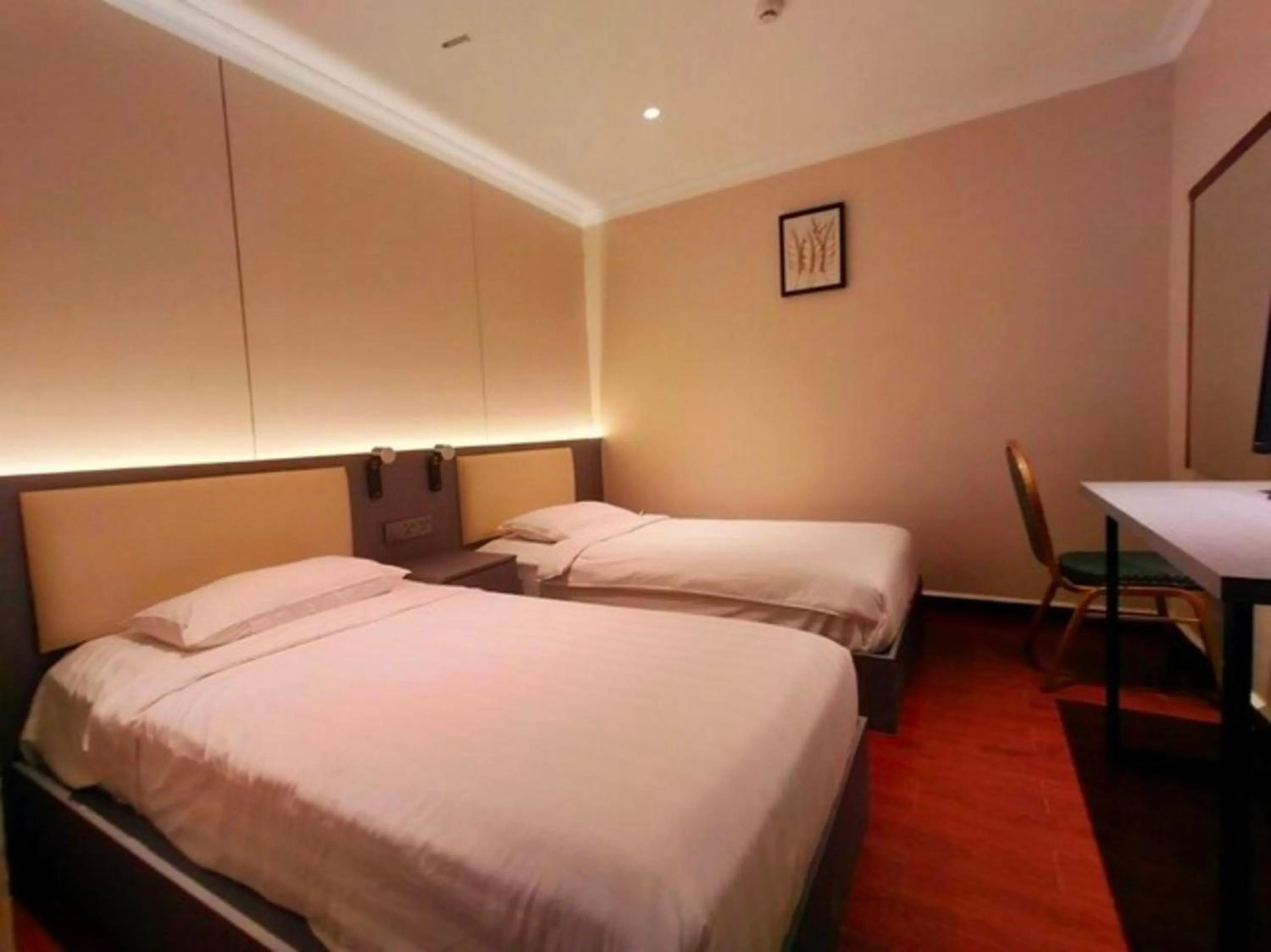 Bedroom, Bed in Hotel O GHC Near Penang Street Art Formerly Queen City Hotel