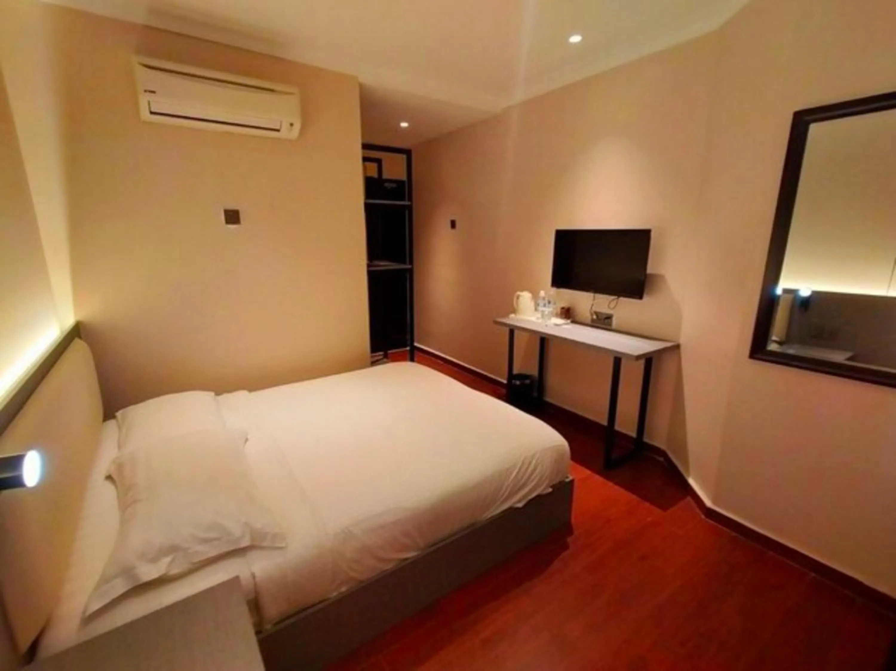 Bedroom, Bed in Hotel O GHC Near Penang Street Art Formerly Queen City Hotel