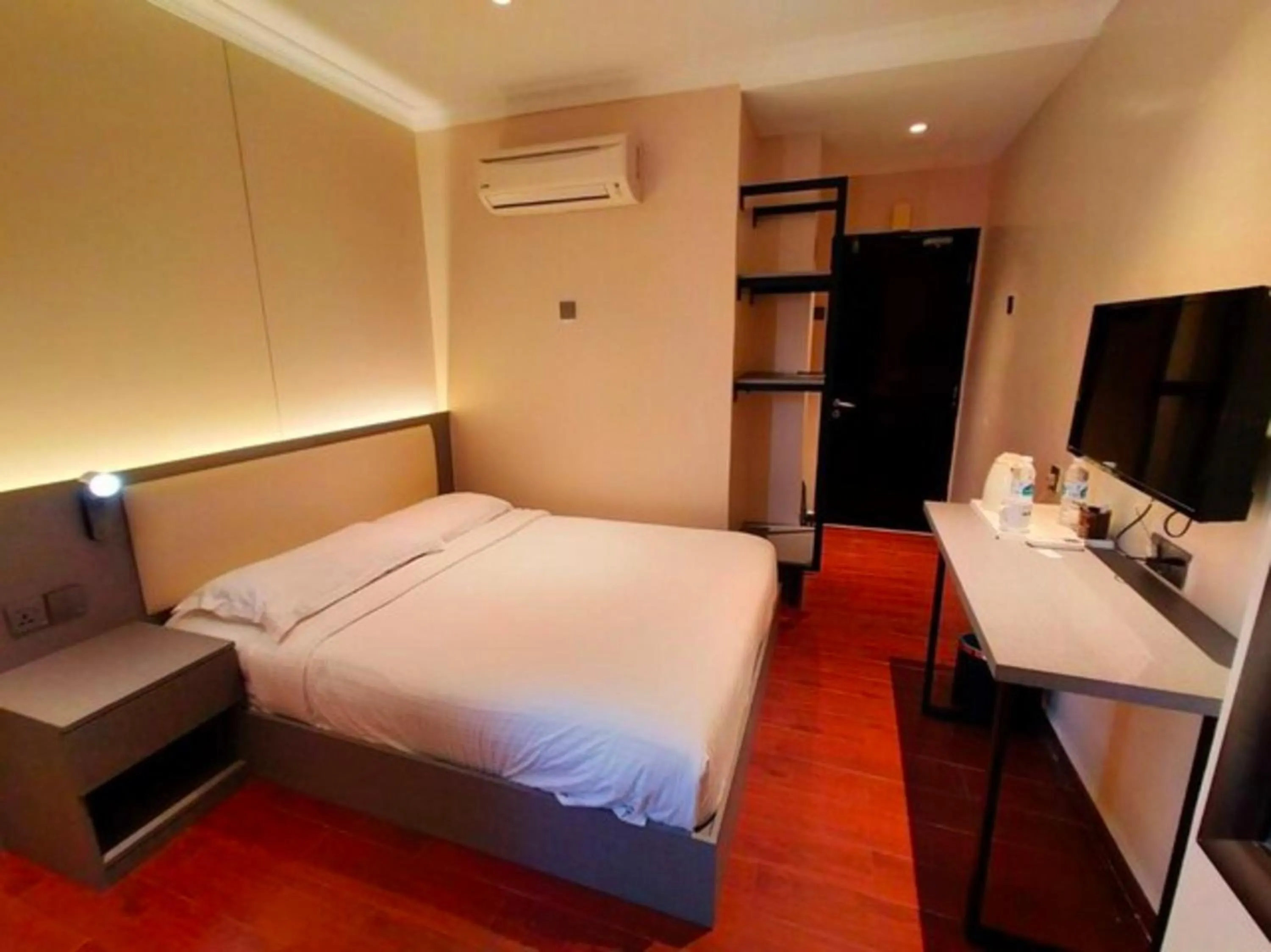 Bedroom, Bed in Hotel O GHC Near Penang Street Art Formerly Queen City Hotel