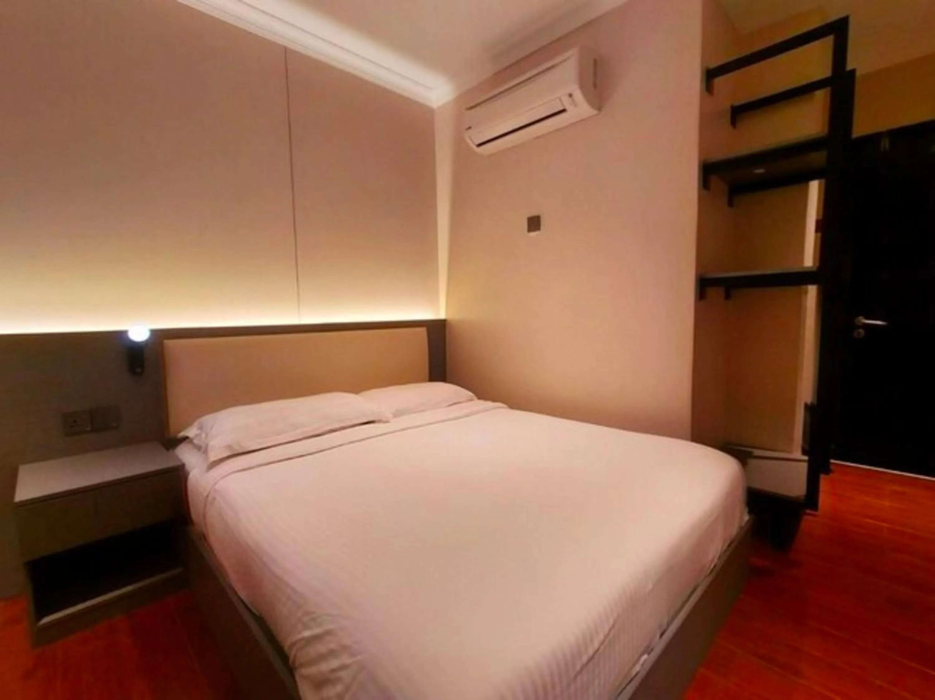 Bedroom, Bed in Hotel O GHC Near Penang Street Art Formerly Queen City Hotel