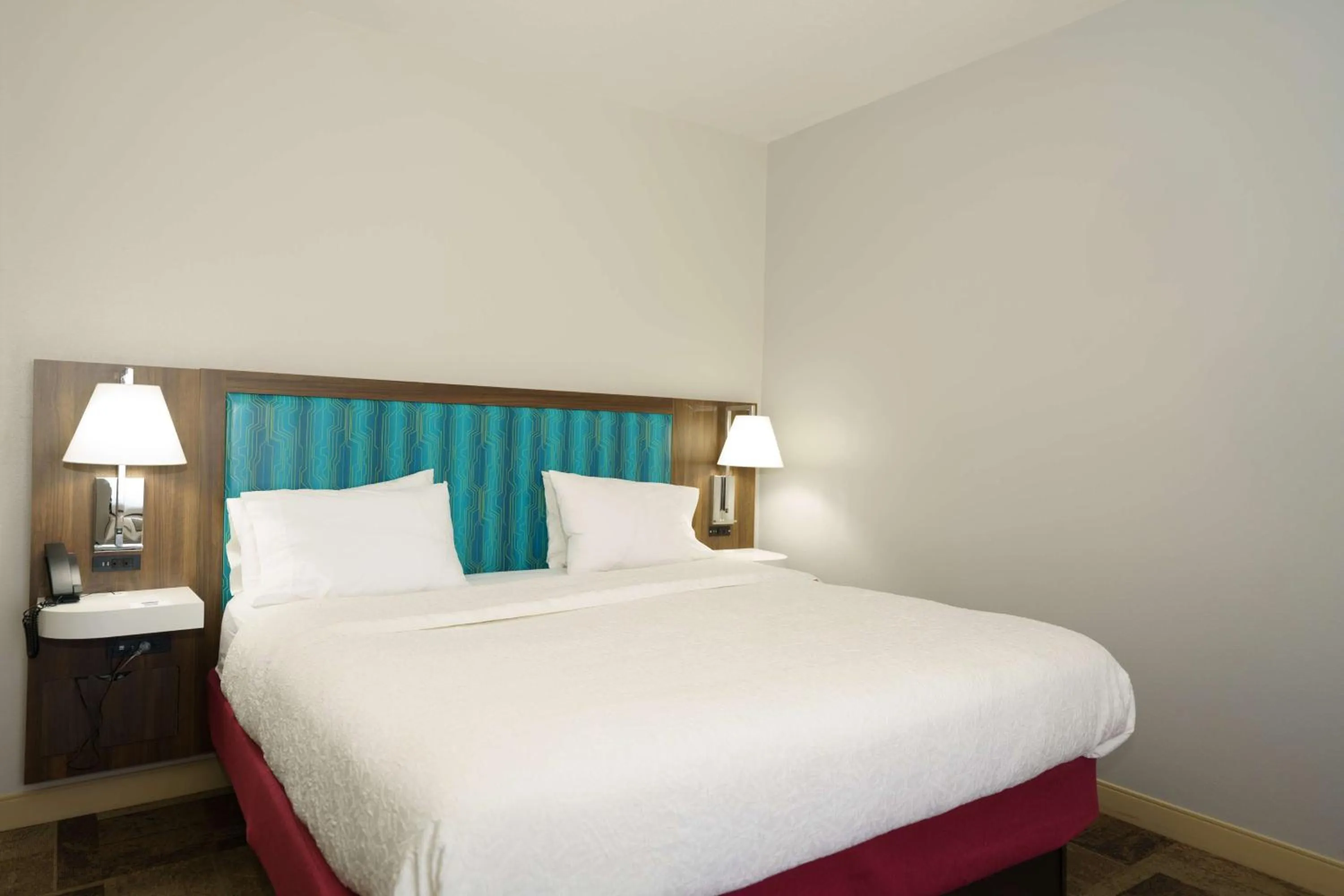 Bed in Hampton Inn Garden City