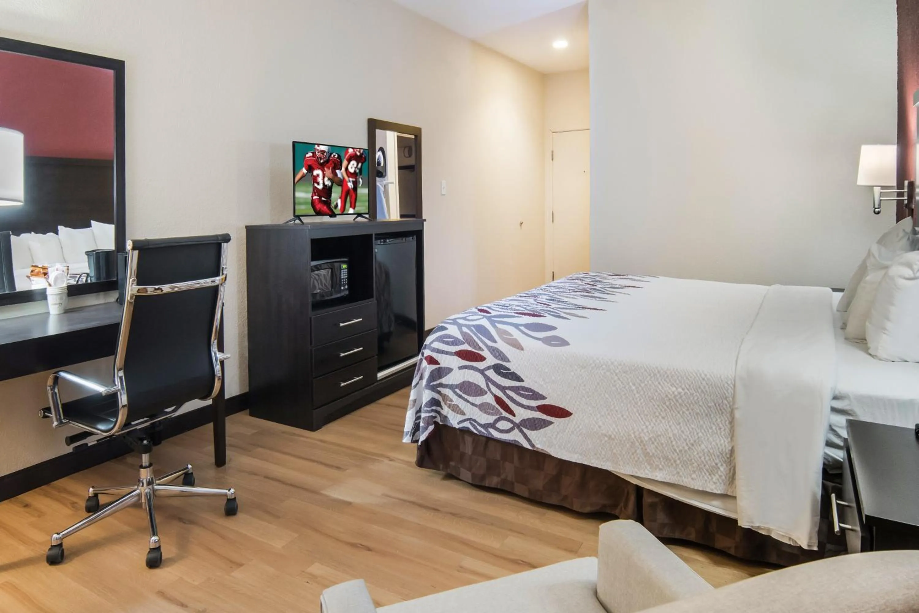 Photo of the whole room, Bed in Red Roof Inn Fort Worth - Saginaw