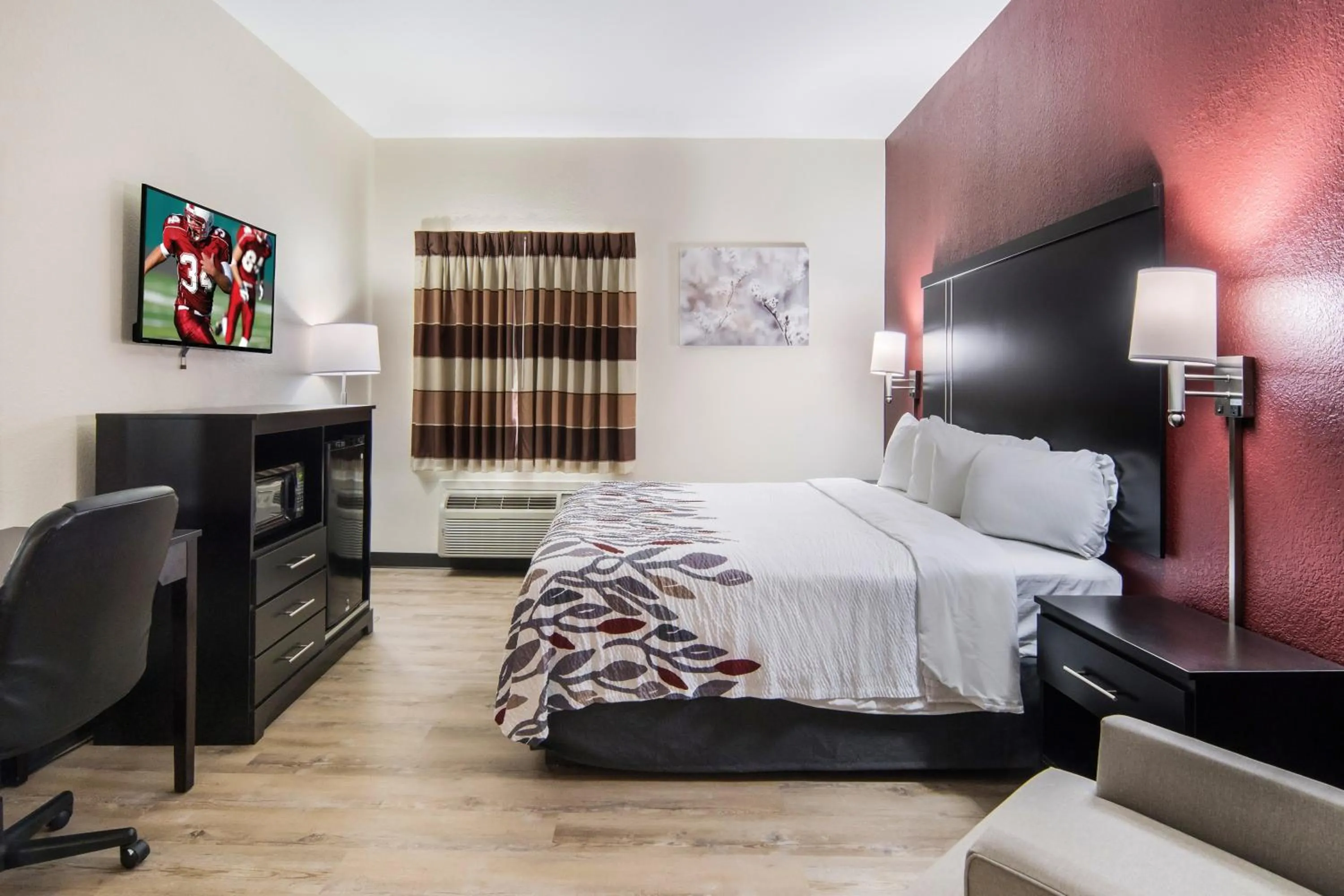 Photo of the whole room, Bed in Red Roof Inn Fort Worth - Saginaw