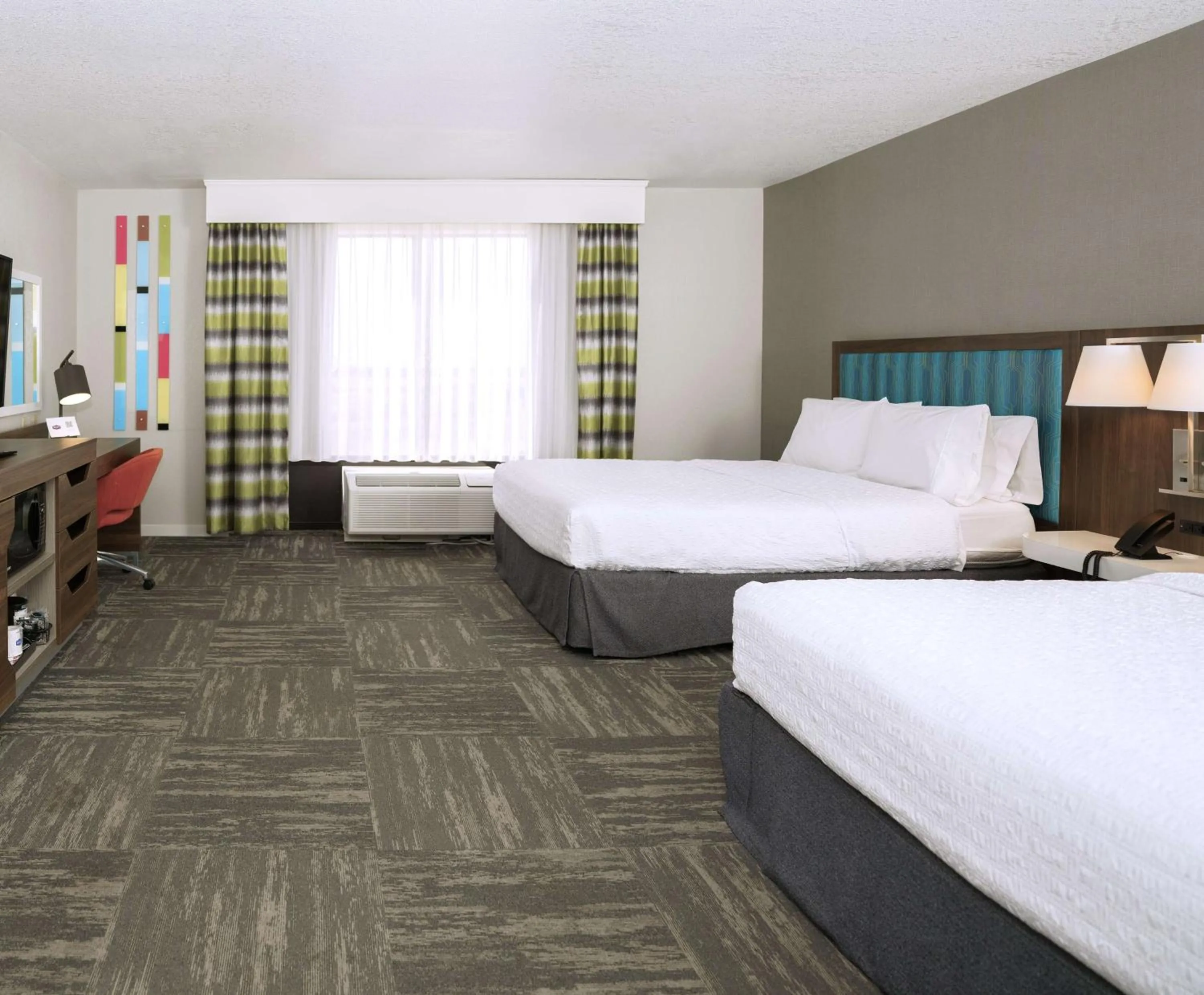 Bed in Hampton Inn Hays-North of I-70